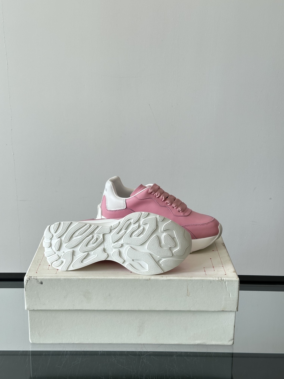 𝐀𝐥𝐞𝐱𝐚𝐧𝐝𝐞𝐫 𝐌𝐜𝐐𝐔𝐄𝐄𝐍亚历山麦昆情侣款‼️ 休闲鞋👟。终极版本 随意PK柜货 麦昆这鞋款一出