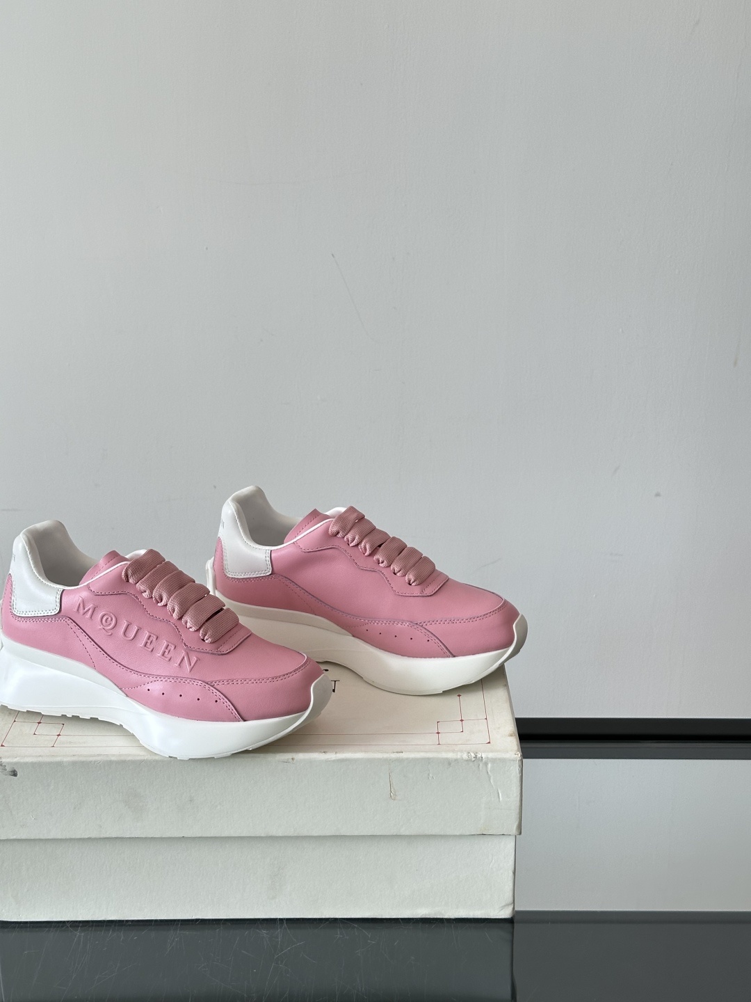 𝐀𝐥𝐞𝐱𝐚𝐧𝐝𝐞𝐫 𝐌𝐜𝐐𝐔𝐄𝐄𝐍亚历山麦昆情侣款‼️ 休闲鞋👟。终极版本 随意PK柜货 麦昆这鞋款一出