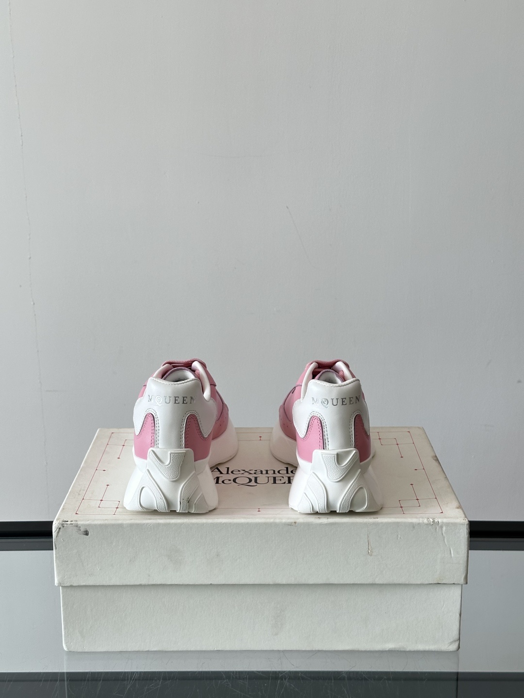 𝐀𝐥𝐞𝐱𝐚𝐧𝐝𝐞𝐫 𝐌𝐜𝐐𝐔𝐄𝐄𝐍亚历山麦昆情侣款‼️ 休闲鞋👟。终极版本 随意PK柜货 麦昆这鞋款一出