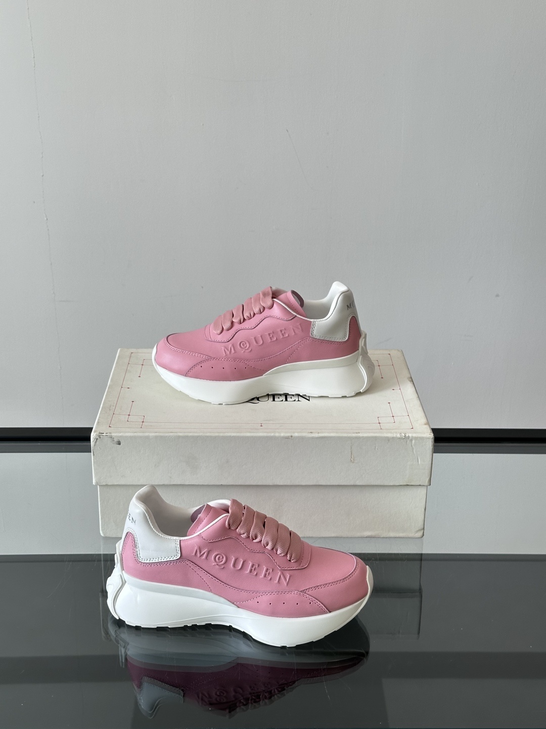 𝐀𝐥𝐞𝐱𝐚𝐧𝐝𝐞𝐫 𝐌𝐜𝐐𝐔𝐄𝐄𝐍亚历山麦昆情侣款‼️ 休闲鞋👟。终极版本 随意PK柜货 麦昆这鞋款一出