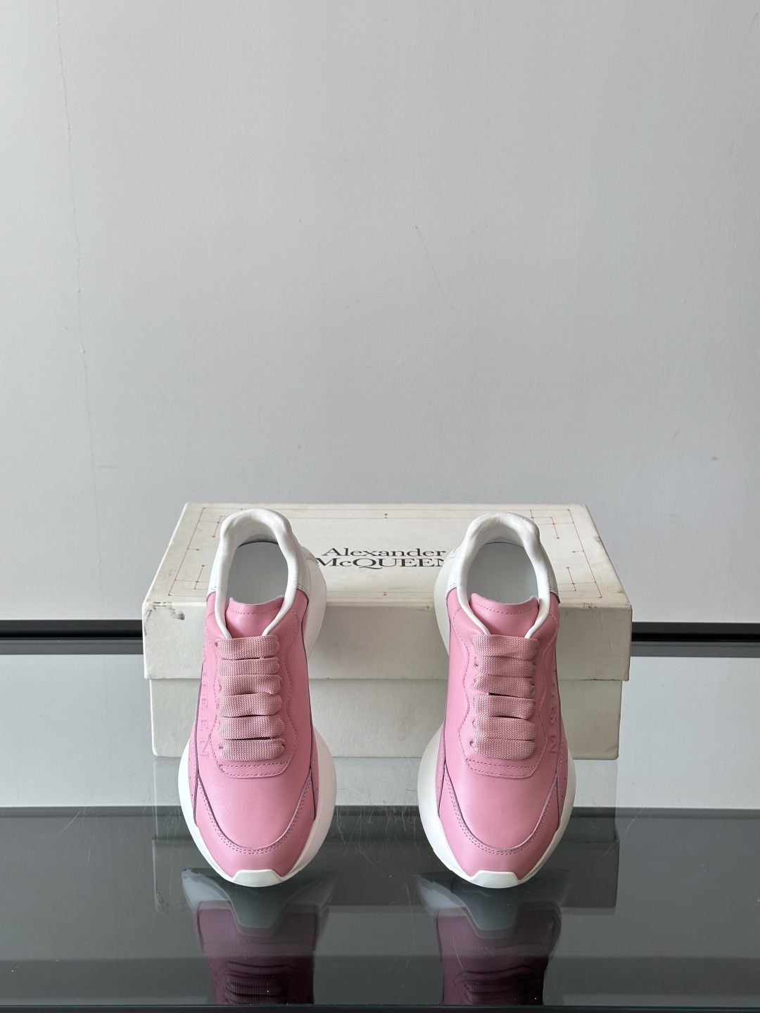 𝐀𝐥𝐞𝐱𝐚𝐧𝐝𝐞𝐫 𝐌𝐜𝐐𝐔𝐄𝐄𝐍亚历山麦昆情侣款‼️ 休闲鞋👟。终极版本 随意PK柜货 麦昆这鞋款一出