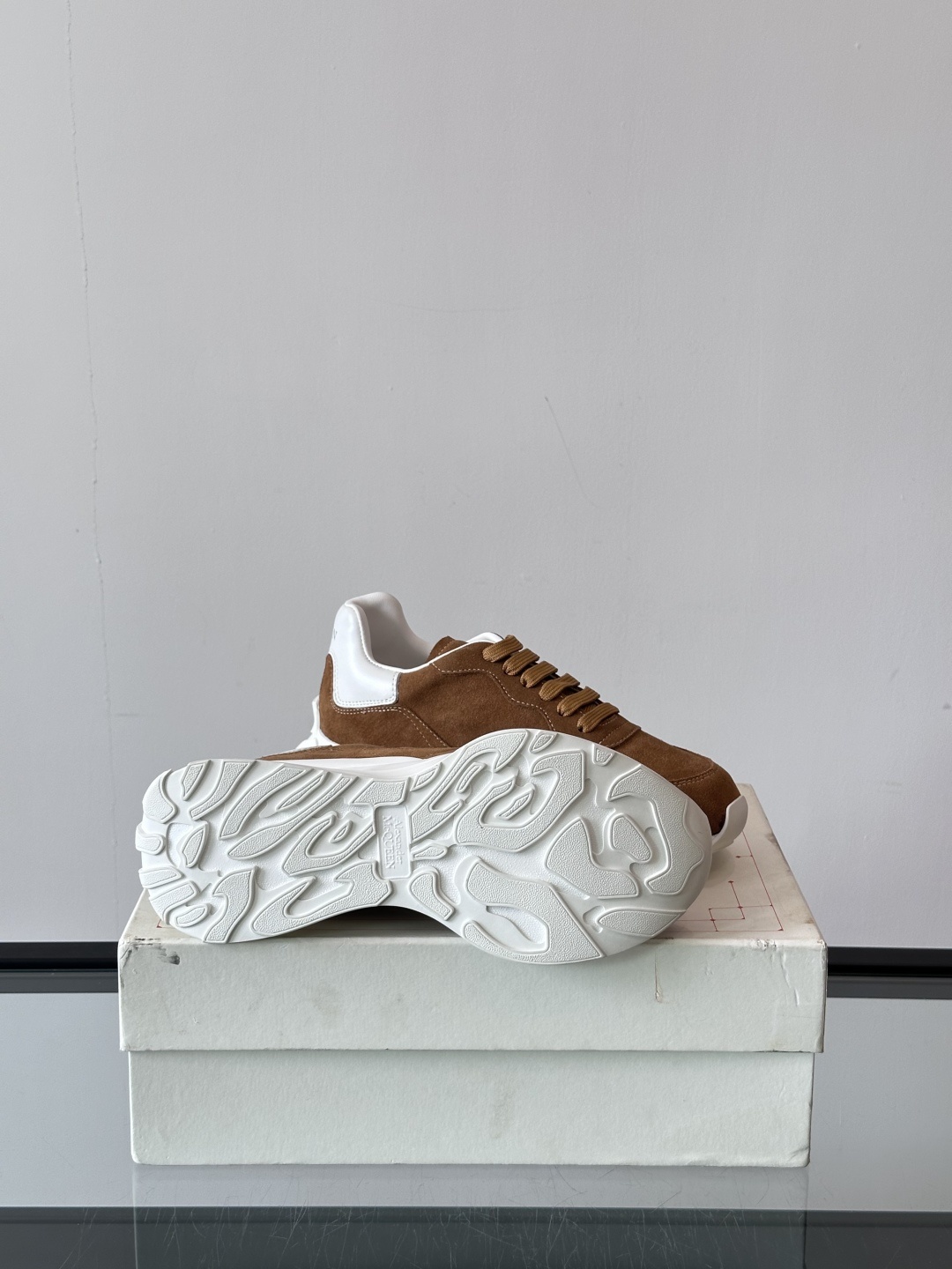 𝐀𝐥𝐞𝐱𝐚𝐧𝐝𝐞𝐫 𝐌𝐜𝐐𝐔𝐄𝐄𝐍亚历山麦昆情侣款‼️ 休闲鞋👟。终极版本 随意PK柜货 麦昆这鞋款一出