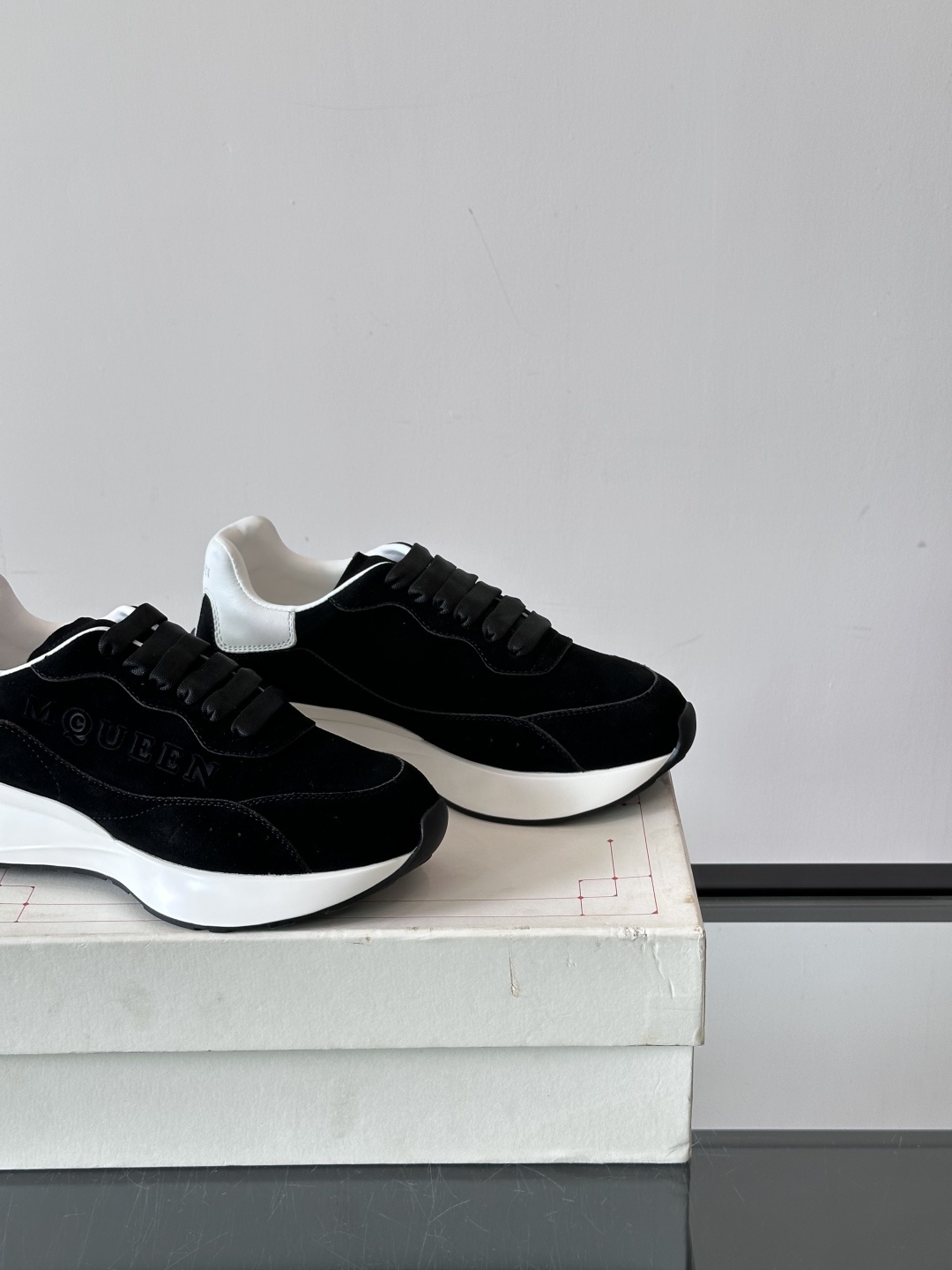 𝐀𝐥𝐞𝐱𝐚𝐧𝐝𝐞𝐫 𝐌𝐜𝐐𝐔𝐄𝐄𝐍亚历山麦昆情侣款‼️ 休闲鞋👟。终极版本 随意PK柜货 麦昆这鞋款一出