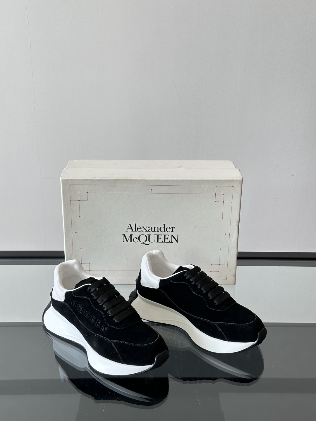 𝐀𝐥𝐞𝐱𝐚𝐧𝐝𝐞𝐫 𝐌𝐜𝐐𝐔𝐄𝐄𝐍亚历山麦昆情侣款‼️ 休闲鞋👟。终极版本 随意PK柜货 麦昆这鞋款一出