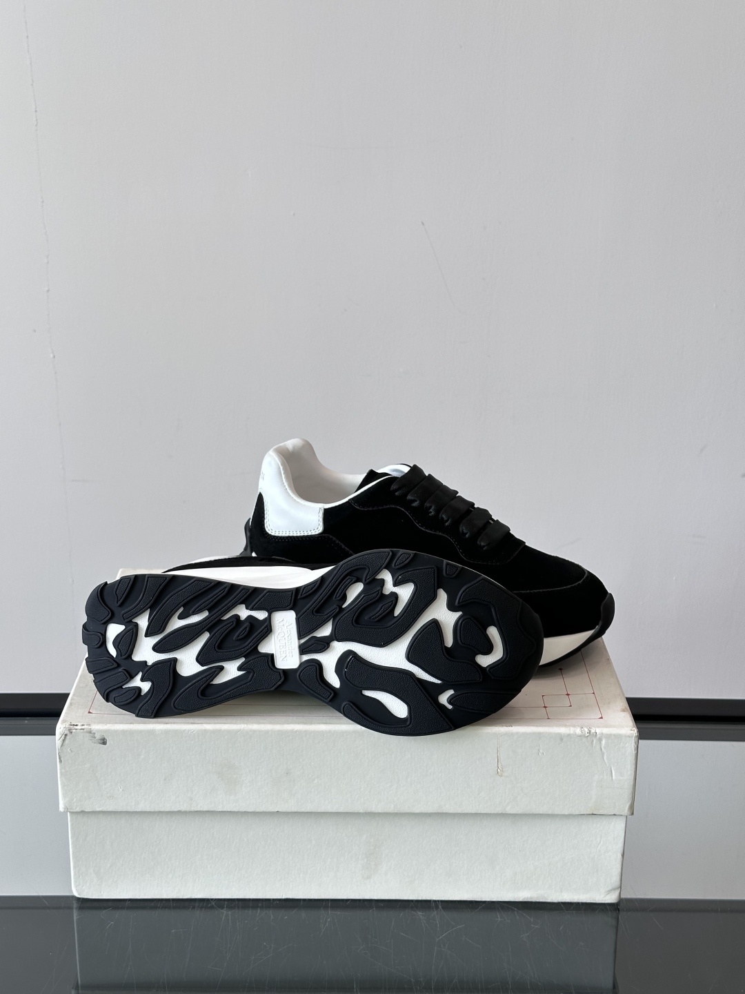 𝐀𝐥𝐞𝐱𝐚𝐧𝐝𝐞𝐫 𝐌𝐜𝐐𝐔𝐄𝐄𝐍亚历山麦昆情侣款‼️ 休闲鞋👟。终极版本 随意PK柜货 麦昆这鞋款一出