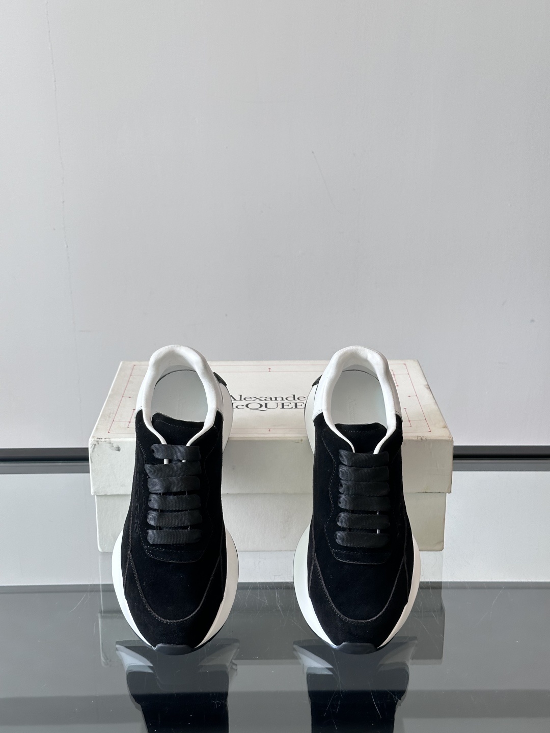 𝐀𝐥𝐞𝐱𝐚𝐧𝐝𝐞𝐫 𝐌𝐜𝐐𝐔𝐄𝐄𝐍亚历山麦昆情侣款‼️ 休闲鞋👟。终极版本 随意PK柜货 麦昆这鞋款一出