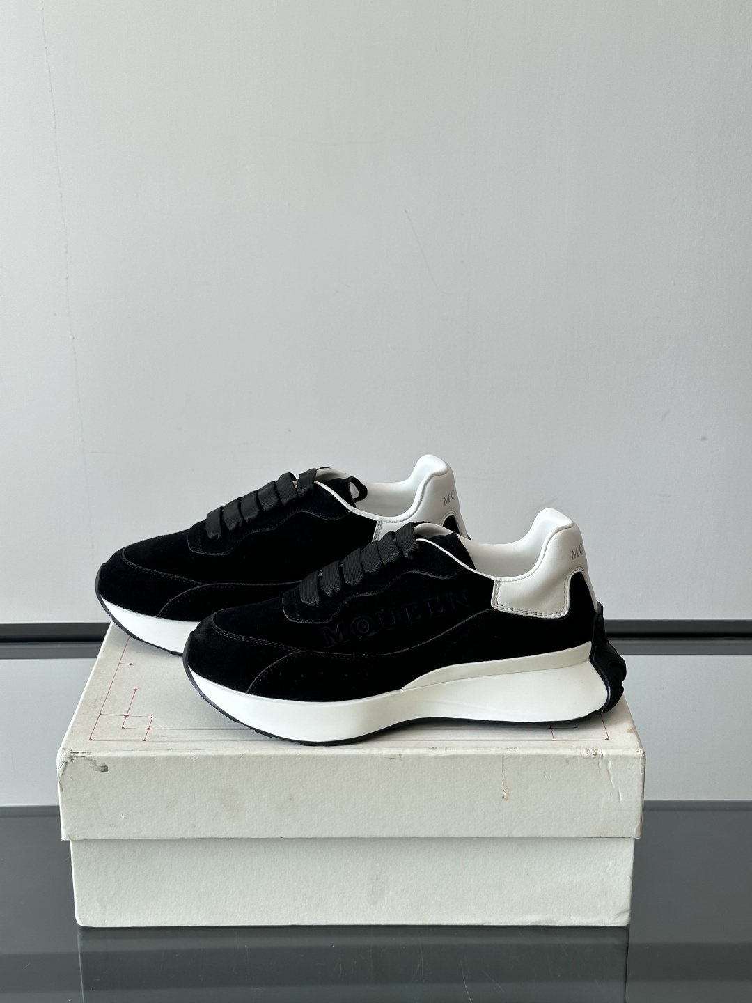 𝐀𝐥𝐞𝐱𝐚𝐧𝐝𝐞𝐫 𝐌𝐜𝐐𝐔𝐄𝐄𝐍亚历山麦昆情侣款‼️ 休闲鞋👟。终极版本 随意PK柜货 麦昆这鞋款一出