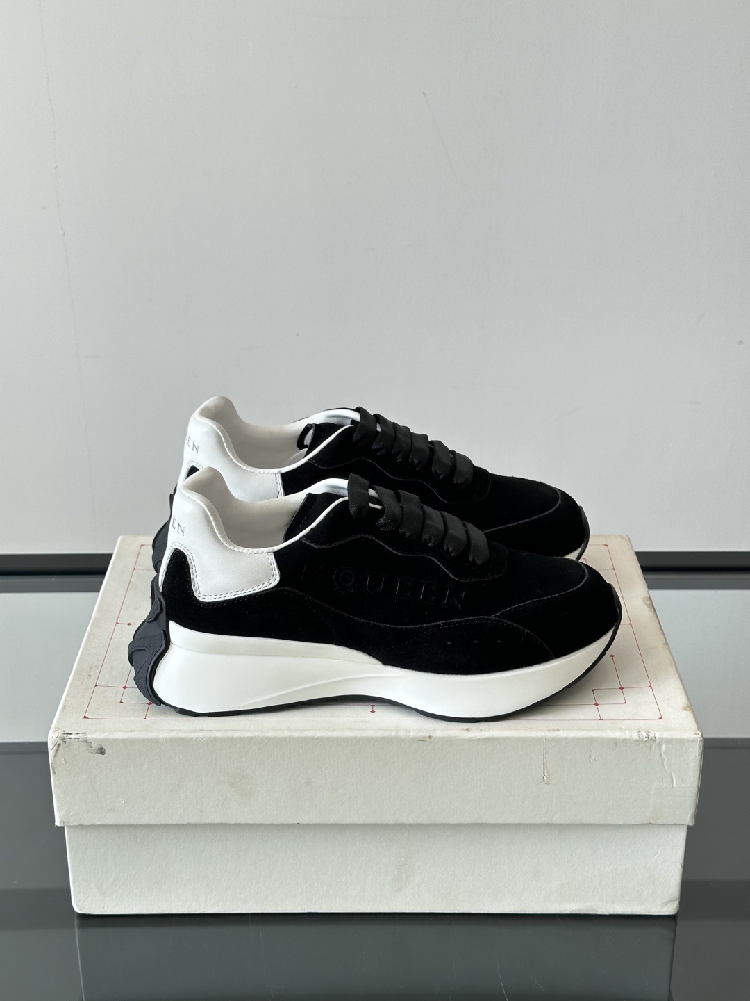 𝐀𝐥𝐞𝐱𝐚𝐧𝐝𝐞𝐫 𝐌𝐜𝐐𝐔𝐄𝐄𝐍亚历山麦昆情侣款‼️ 休闲鞋👟。终极版本 随意PK柜货 麦昆这鞋款一出
