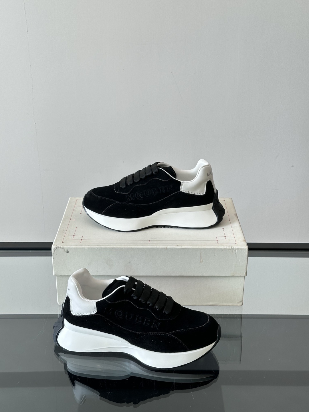 𝐀𝐥𝐞𝐱𝐚𝐧𝐝𝐞𝐫 𝐌𝐜𝐐𝐔𝐄𝐄𝐍亚历山麦昆情侣款‼️ 休闲鞋👟。终极版本 随意PK柜货 麦昆这鞋款一出
