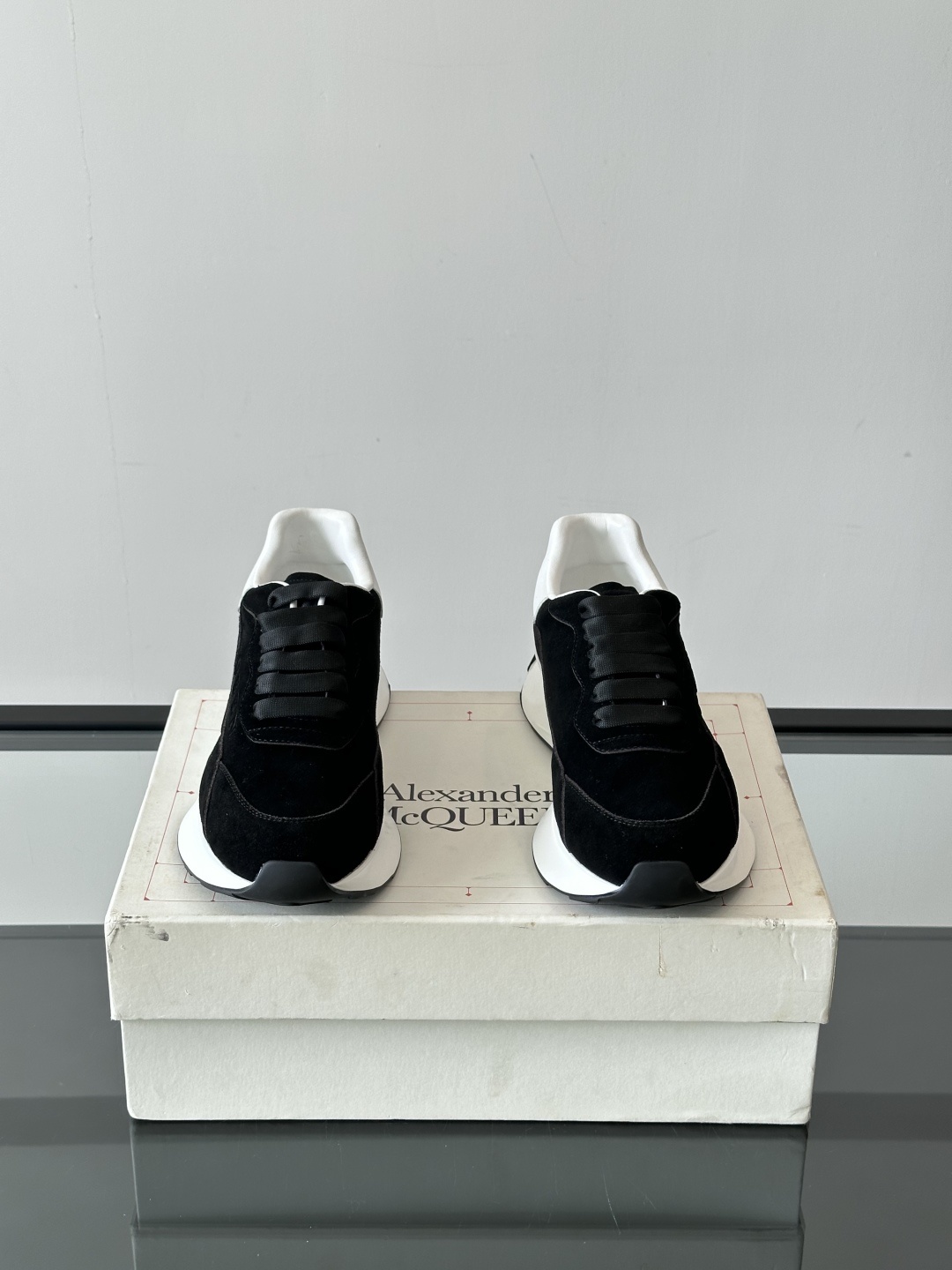 𝐀𝐥𝐞𝐱𝐚𝐧𝐝𝐞𝐫 𝐌𝐜𝐐𝐔𝐄𝐄𝐍亚历山麦昆情侣款‼️ 休闲鞋👟。终极版本 随意PK柜货 麦昆这鞋款一出