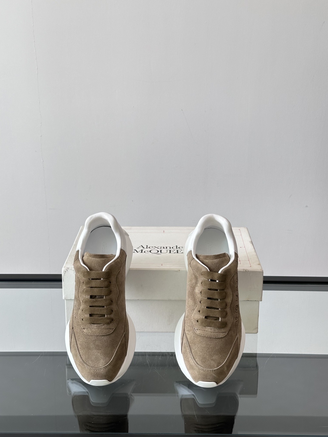 𝐀𝐥𝐞𝐱𝐚𝐧𝐝𝐞𝐫 𝐌𝐜𝐐𝐔𝐄𝐄𝐍亚历山麦昆情侣款‼️ 休闲鞋👟。终极版本 随意PK柜货 麦昆这鞋款一出