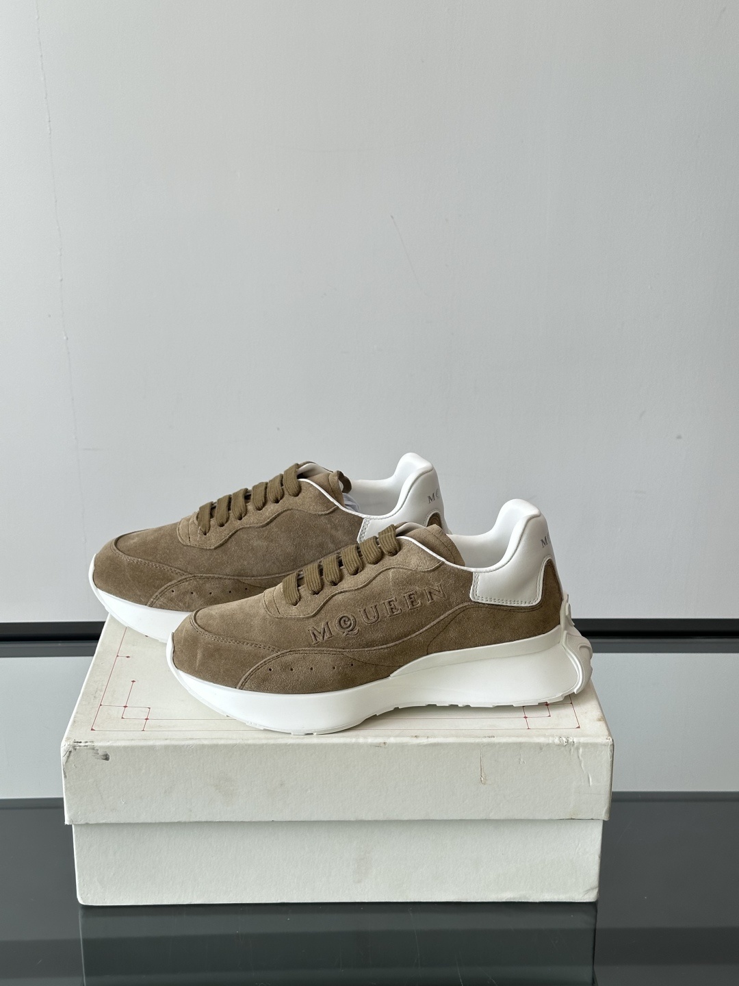 𝐀𝐥𝐞𝐱𝐚𝐧𝐝𝐞𝐫 𝐌𝐜𝐐𝐔𝐄𝐄𝐍亚历山麦昆情侣款‼️ 休闲鞋👟。终极版本 随意PK柜货 麦昆这鞋款一出