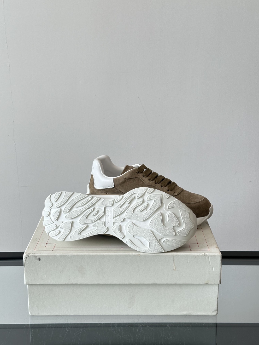𝐀𝐥𝐞𝐱𝐚𝐧𝐝𝐞𝐫 𝐌𝐜𝐐𝐔𝐄𝐄𝐍亚历山麦昆情侣款‼️ 休闲鞋👟。终极版本 随意PK柜货 麦昆这鞋款一出