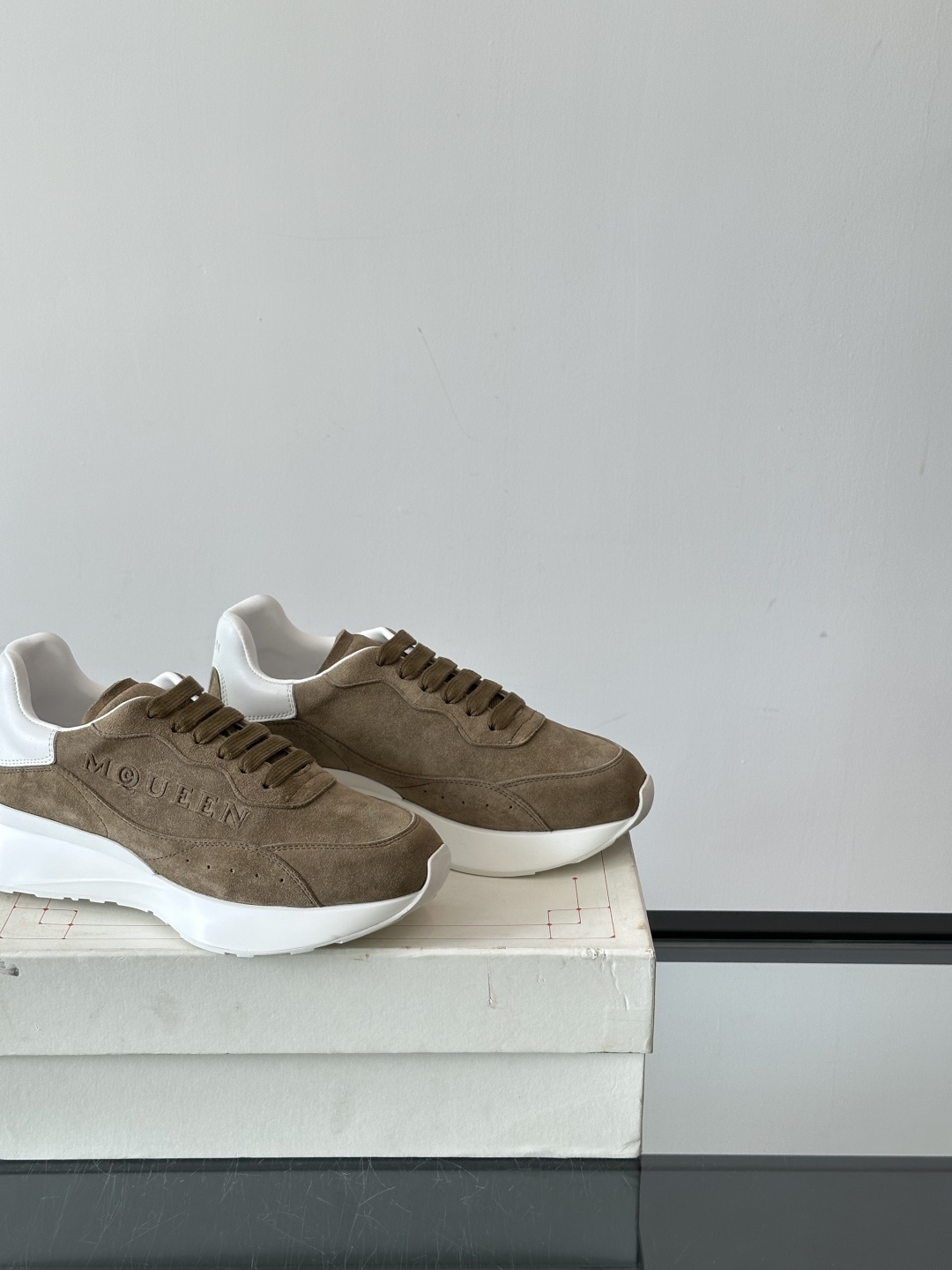 𝐀𝐥𝐞𝐱𝐚𝐧𝐝𝐞𝐫 𝐌𝐜𝐐𝐔𝐄𝐄𝐍亚历山麦昆情侣款‼️ 休闲鞋👟。终极版本 随意PK柜货 麦昆这鞋款一出