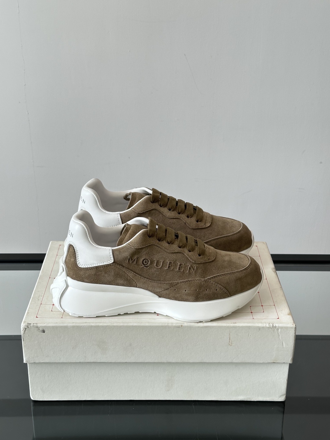 𝐀𝐥𝐞𝐱𝐚𝐧𝐝𝐞𝐫 𝐌𝐜𝐐𝐔𝐄𝐄𝐍亚历山麦昆情侣款‼️ 休闲鞋👟。终极版本 随意PK柜货 麦昆这鞋款一出