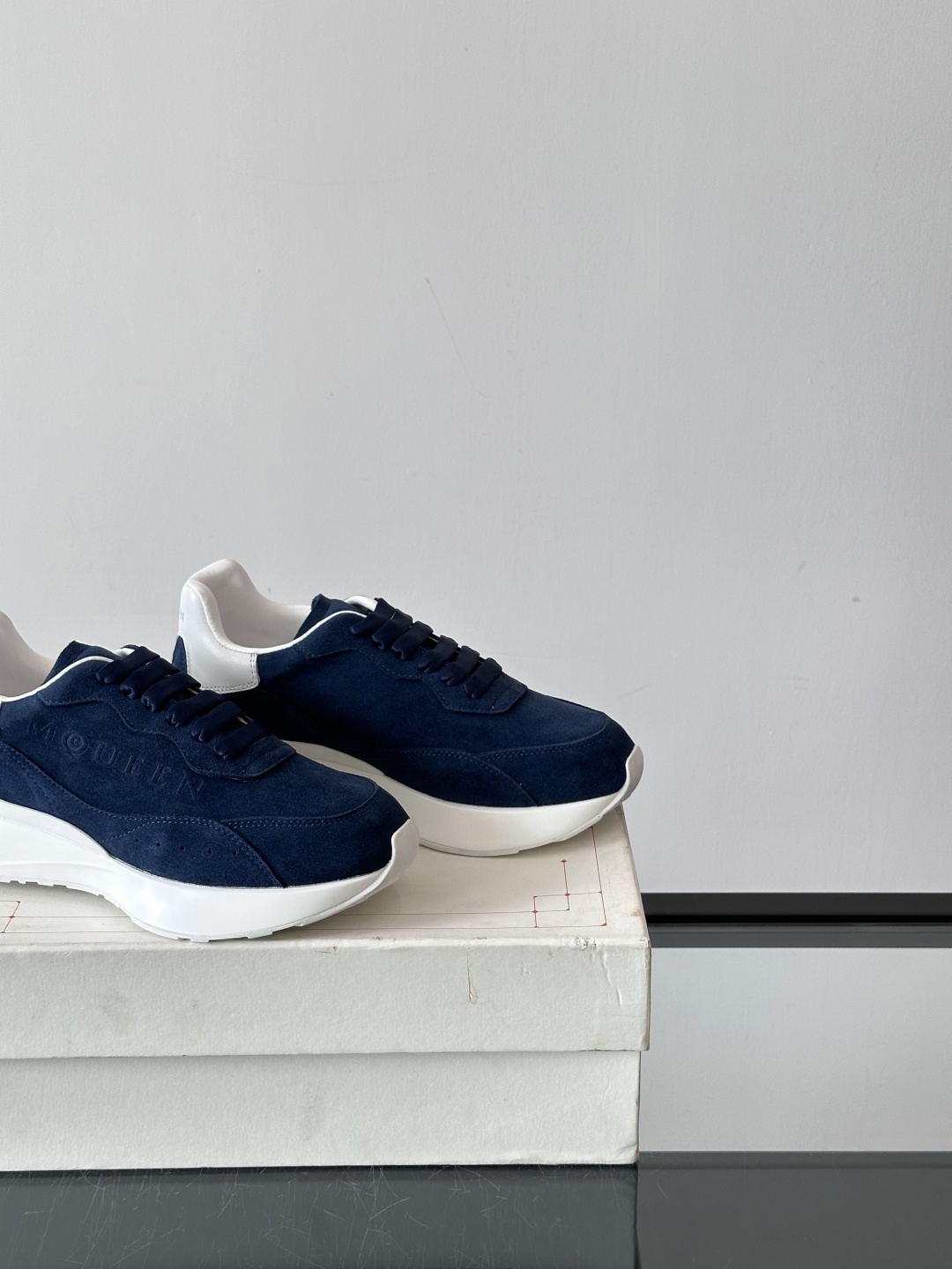 𝐀𝐥𝐞𝐱𝐚𝐧𝐝𝐞𝐫 𝐌𝐜𝐐𝐔𝐄𝐄𝐍亚历山麦昆情侣款‼️ 休闲鞋👟。终极版本 随意PK柜货 麦昆这鞋款一出