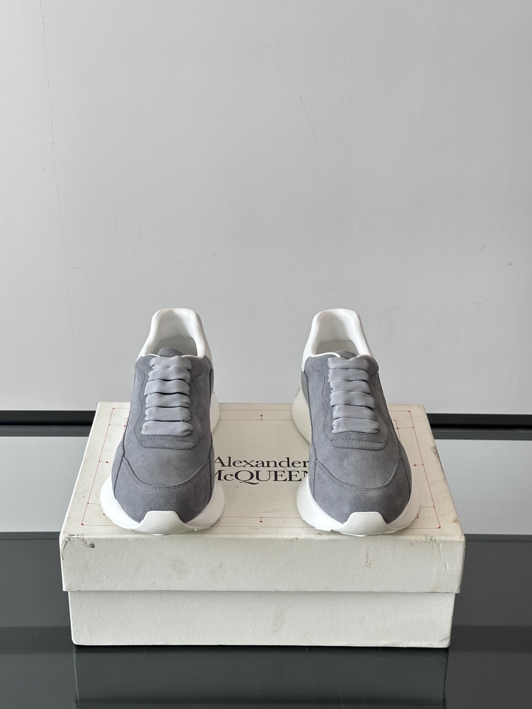 𝐀𝐥𝐞𝐱𝐚𝐧𝐝𝐞𝐫 𝐌𝐜𝐐𝐔𝐄𝐄𝐍亚历山麦昆情侣款‼️ 休闲鞋👟。终极版本 随意PK柜货 麦昆这鞋款一出