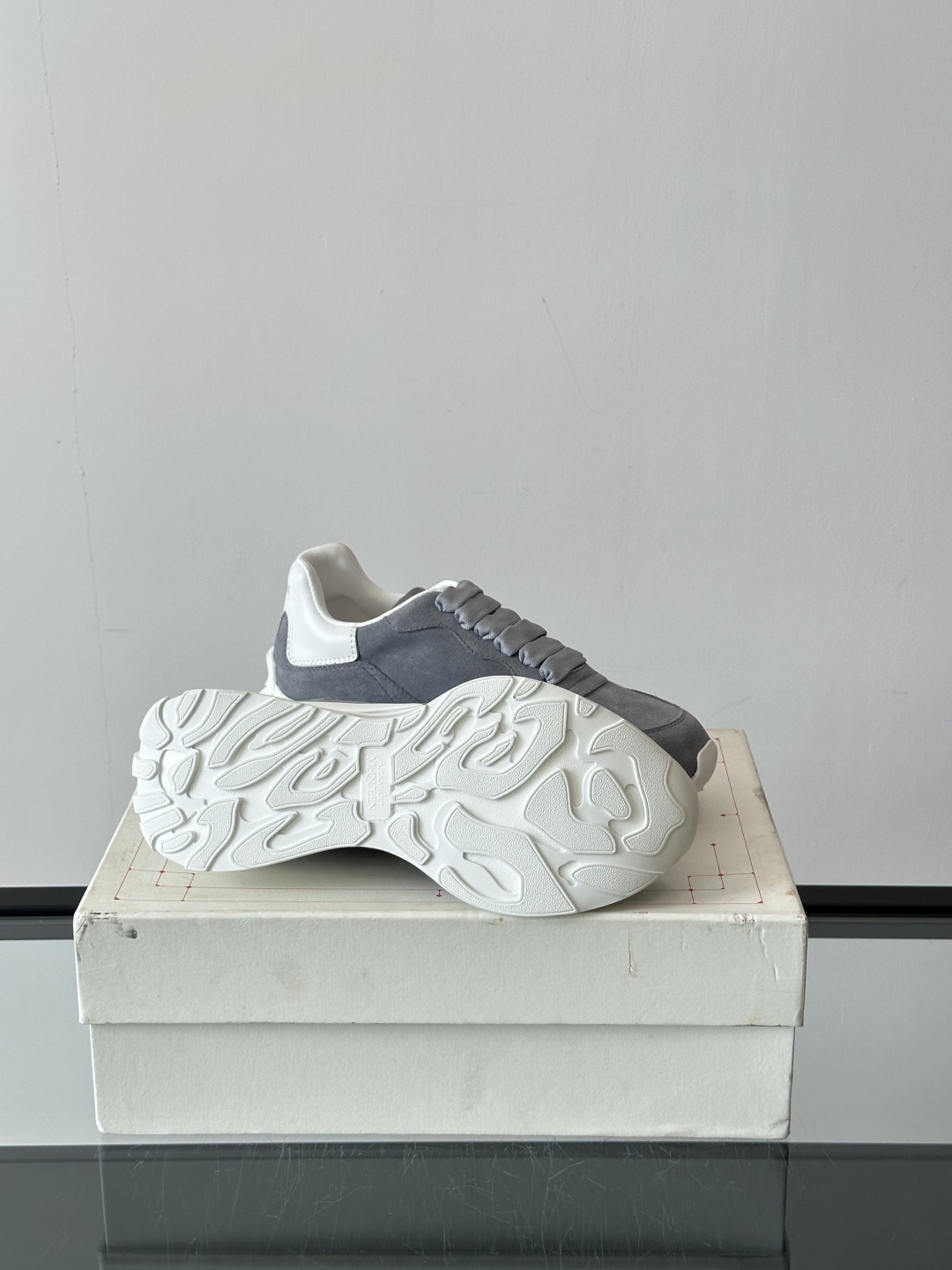 𝐀𝐥𝐞𝐱𝐚𝐧𝐝𝐞𝐫 𝐌𝐜𝐐𝐔𝐄𝐄𝐍亚历山麦昆情侣款‼️ 休闲鞋👟。终极版本 随意PK柜货 麦昆这鞋款一出