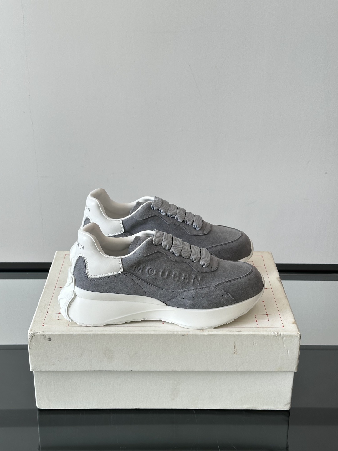 𝐀𝐥𝐞𝐱𝐚𝐧𝐝𝐞𝐫 𝐌𝐜𝐐𝐔𝐄𝐄𝐍亚历山麦昆情侣款‼️ 休闲鞋👟。终极版本 随意PK柜货 麦昆这鞋款一出