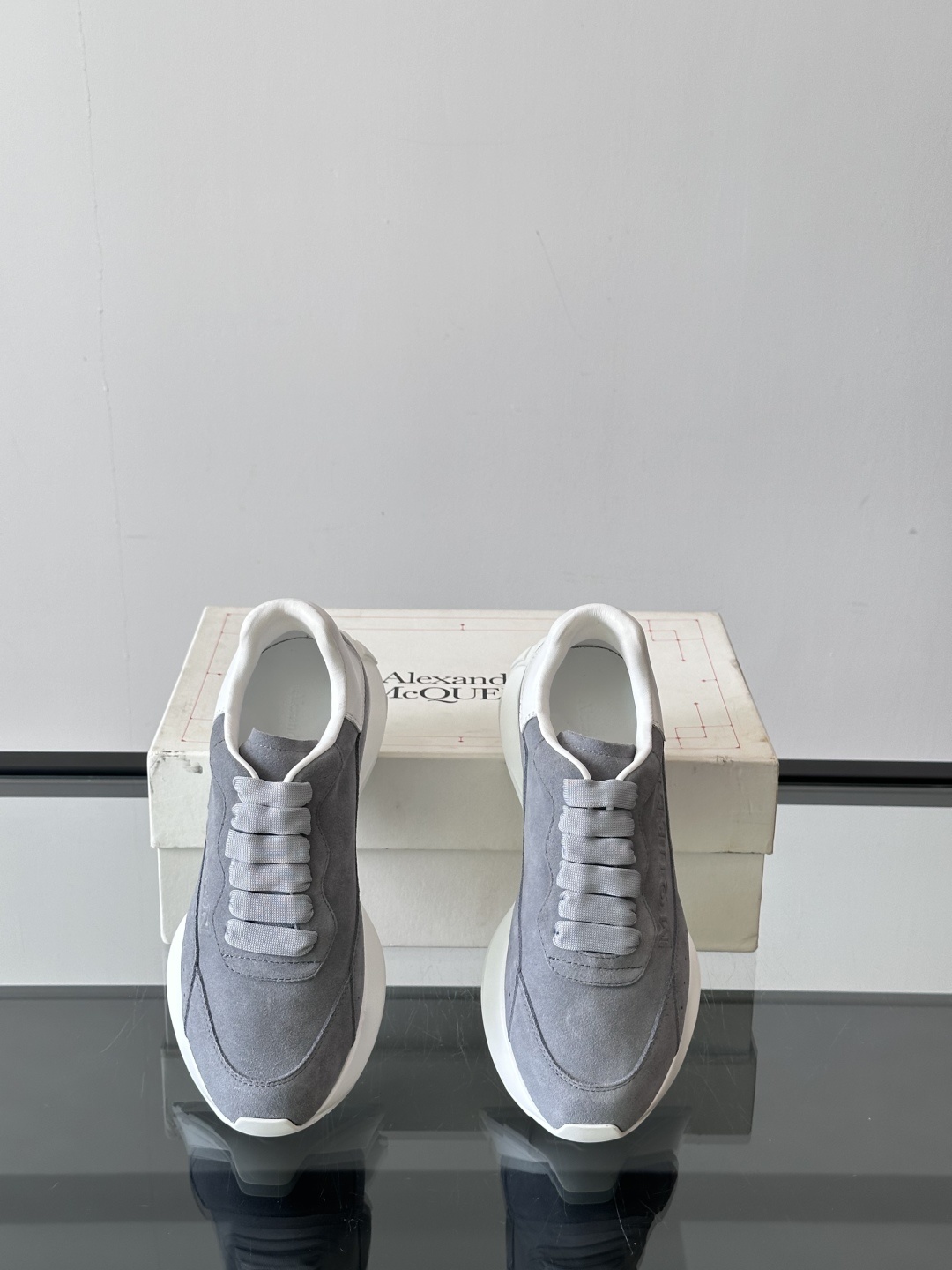 𝐀𝐥𝐞𝐱𝐚𝐧𝐝𝐞𝐫 𝐌𝐜𝐐𝐔𝐄𝐄𝐍亚历山麦昆情侣款‼️ 休闲鞋👟。终极版本 随意PK柜货 麦昆这鞋款一出