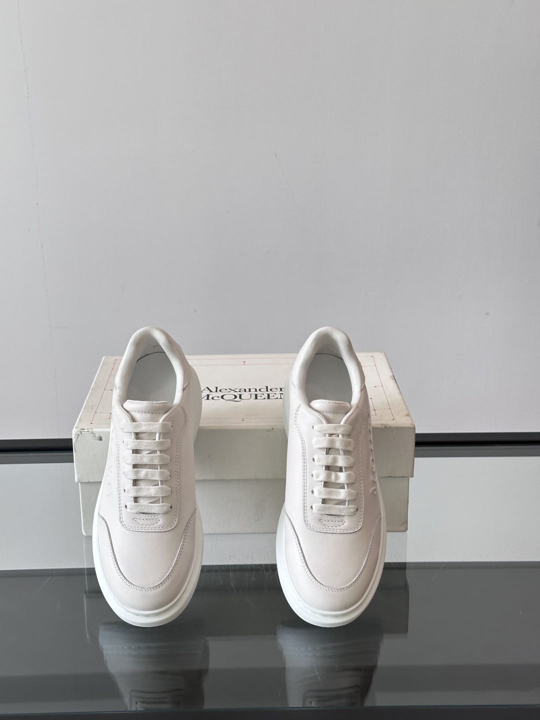 𝐀𝐥𝐞𝐱𝐚𝐧𝐝𝐞𝐫 𝐌𝐜𝐐𝐔𝐄𝐄𝐍亚历山麦昆情侣款‼️ 休闲鞋👟。终极版本 随意PK柜货 麦昆这鞋款一出