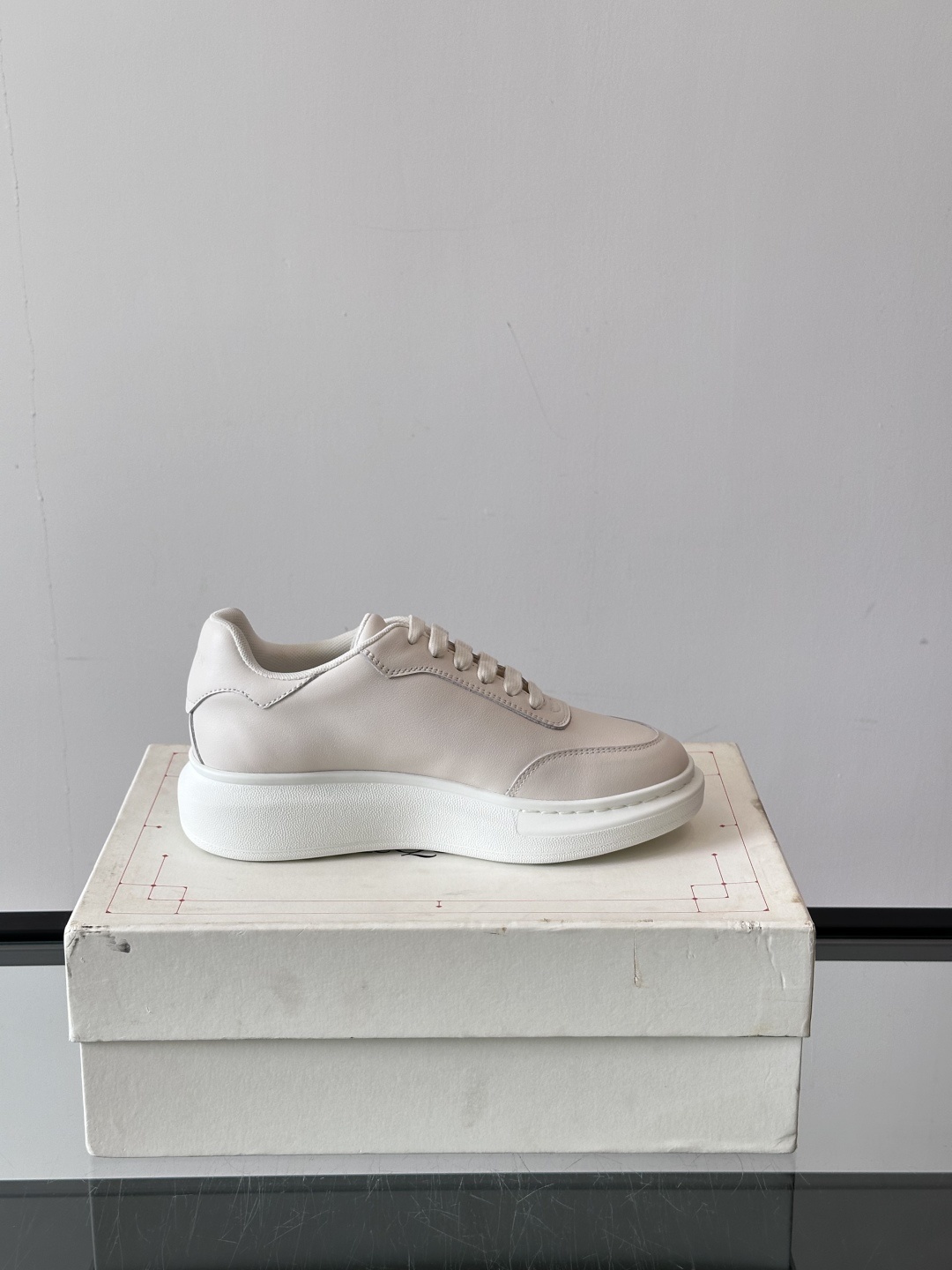 𝐀𝐥𝐞𝐱𝐚𝐧𝐝𝐞𝐫 𝐌𝐜𝐐𝐔𝐄𝐄𝐍亚历山麦昆情侣款‼️ 休闲鞋👟。终极版本 随意PK柜货 麦昆这鞋款一出
