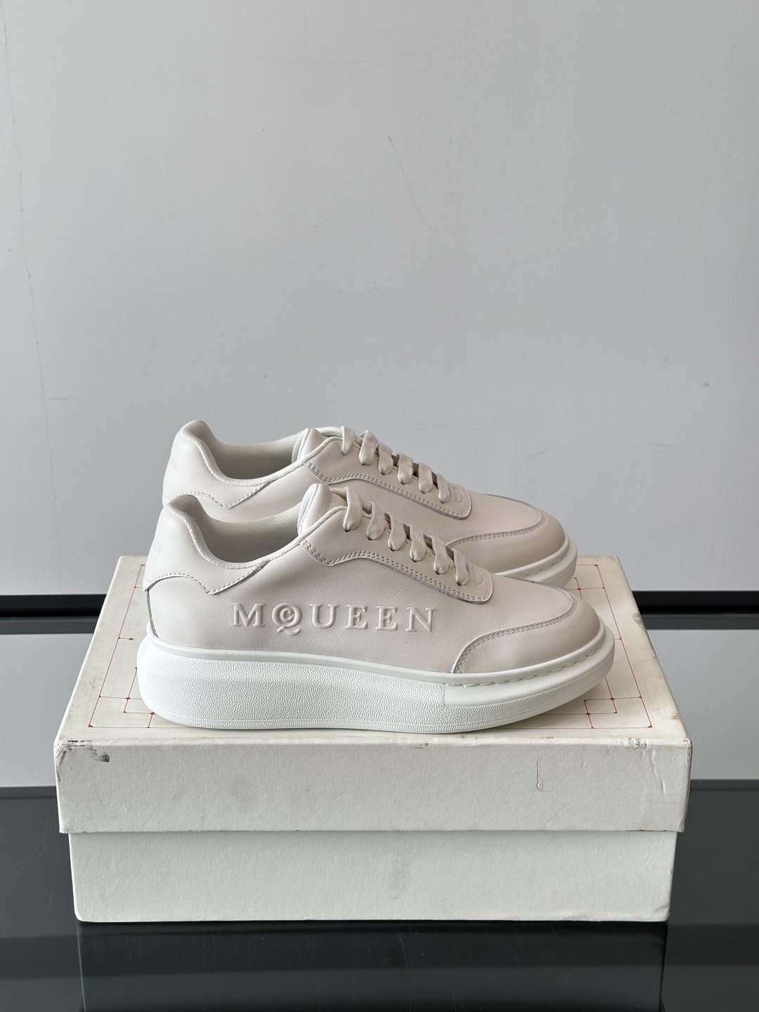 𝐀𝐥𝐞𝐱𝐚𝐧𝐝𝐞𝐫 𝐌𝐜𝐐𝐔𝐄𝐄𝐍亚历山麦昆情侣款‼️ 休闲鞋👟。终极版本 随意PK柜货 麦昆这鞋款一出