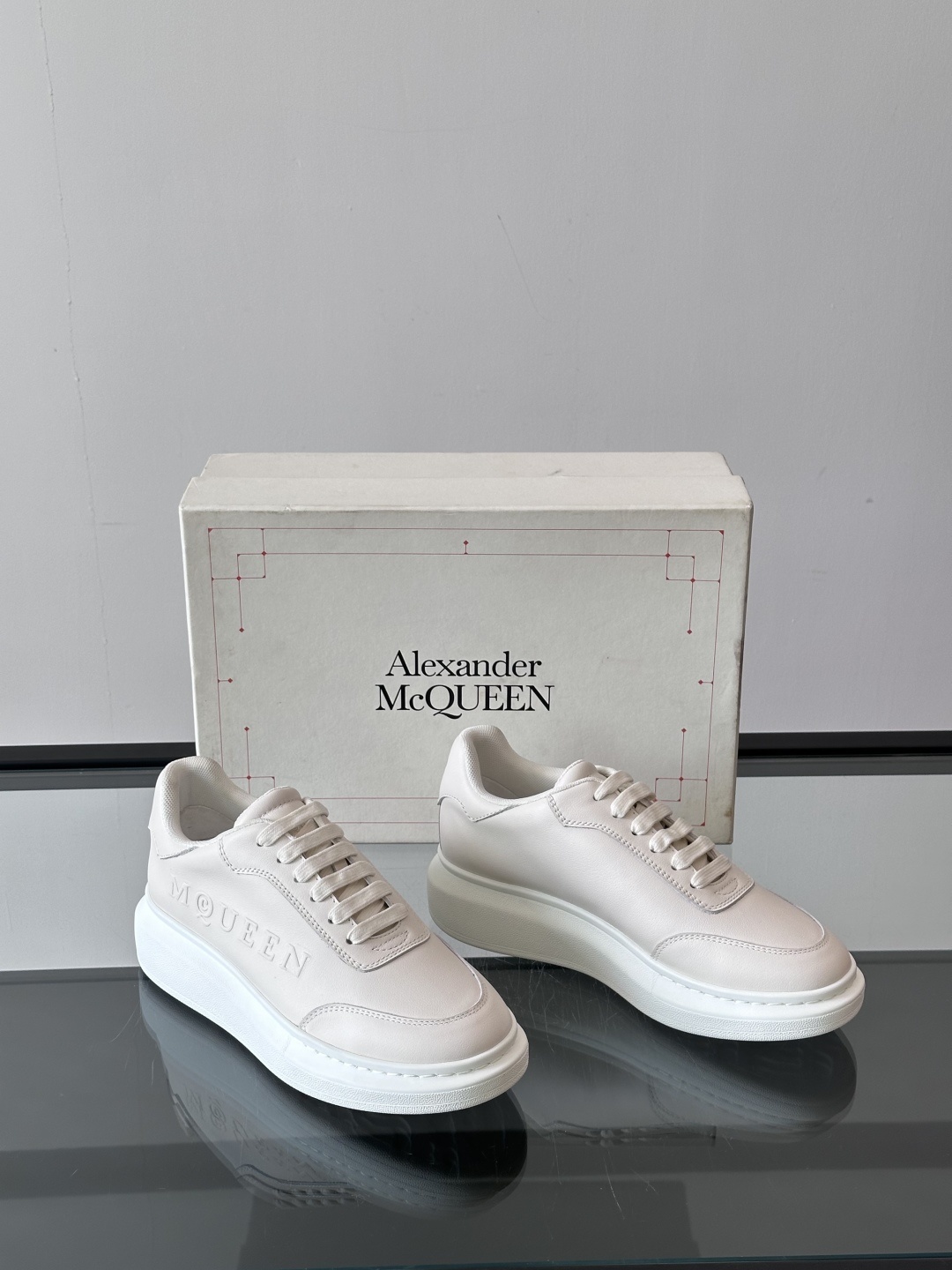 𝐀𝐥𝐞𝐱𝐚𝐧𝐝𝐞𝐫 𝐌𝐜𝐐𝐔𝐄𝐄𝐍亚历山麦昆情侣款‼️ 休闲鞋👟。终极版本 随意PK柜货 麦昆这鞋款一出