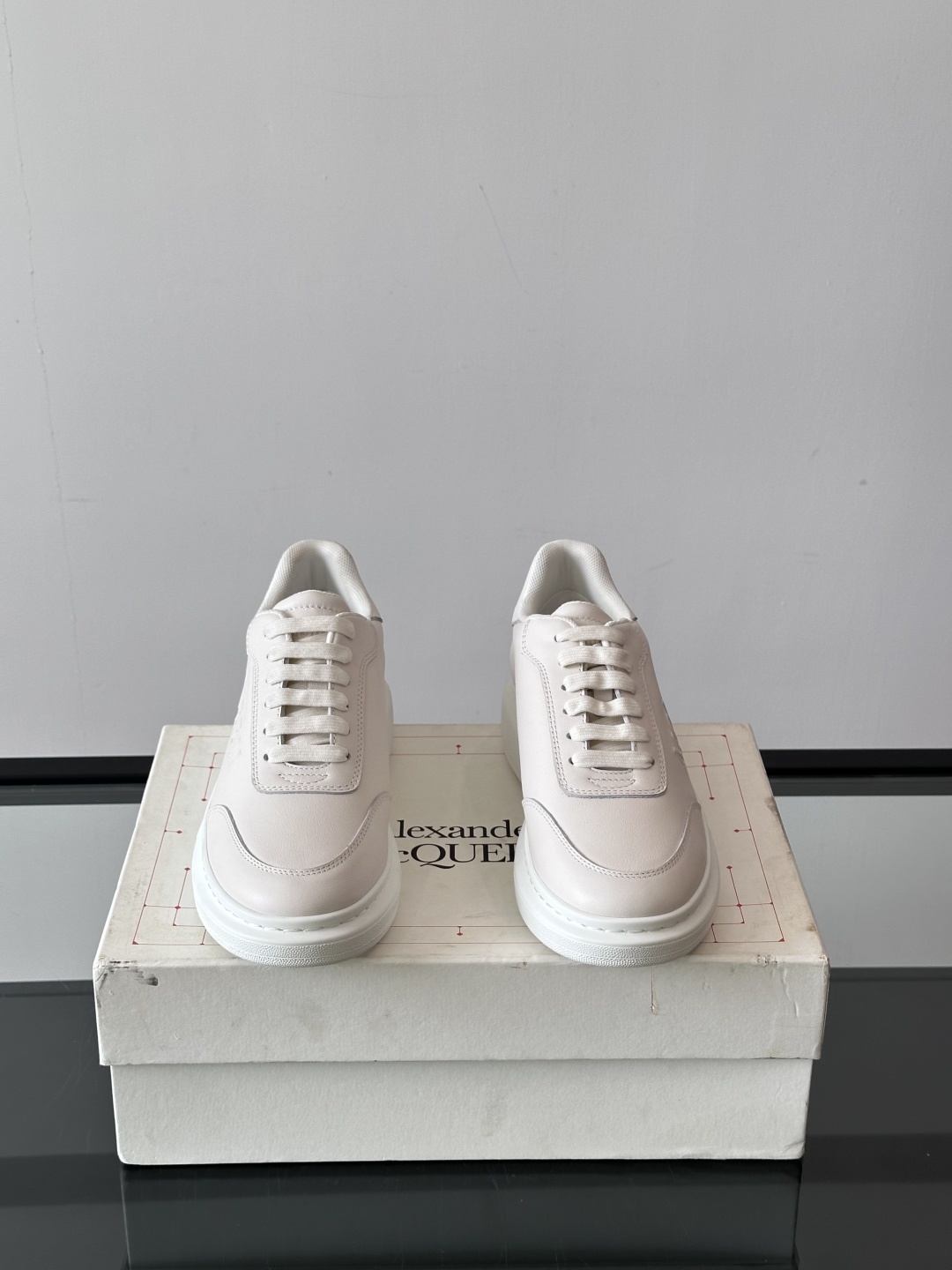 𝐀𝐥𝐞𝐱𝐚𝐧𝐝𝐞𝐫 𝐌𝐜𝐐𝐔𝐄𝐄𝐍亚历山麦昆情侣款‼️ 休闲鞋👟。终极版本 随意PK柜货 麦昆这鞋款一出