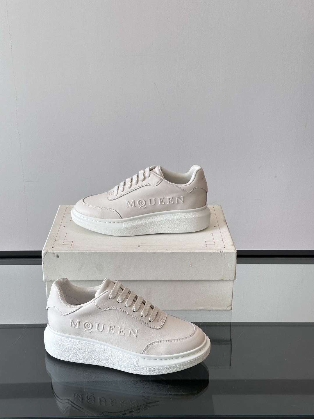 𝐀𝐥𝐞𝐱𝐚𝐧𝐝𝐞𝐫 𝐌𝐜𝐐𝐔𝐄𝐄𝐍亚历山麦昆情侣款‼️ 休闲鞋👟。终极版本 随意PK柜货 麦昆这鞋款一出