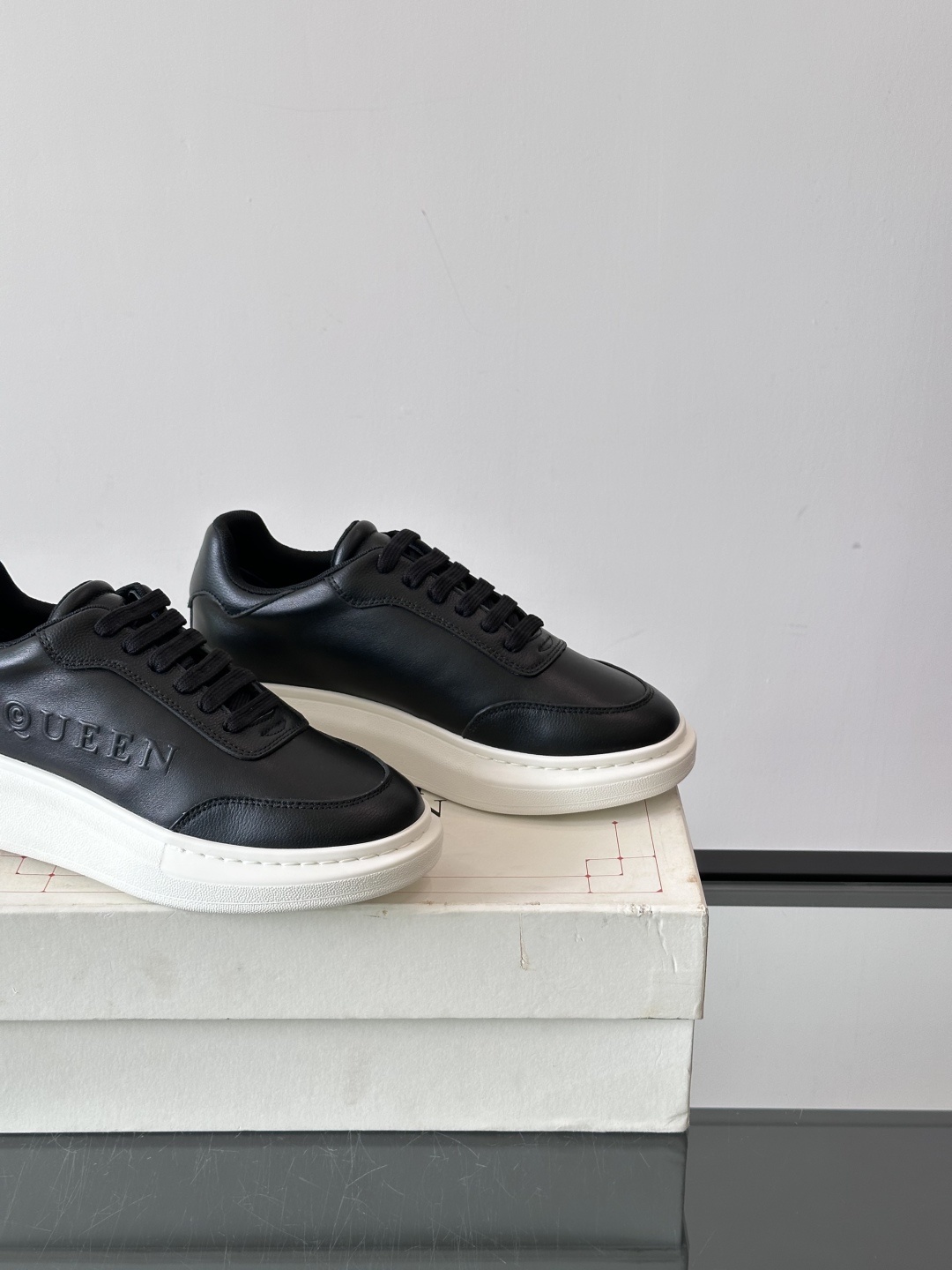 𝐀𝐥𝐞𝐱𝐚𝐧𝐝𝐞𝐫 𝐌𝐜𝐐𝐔𝐄𝐄𝐍亚历山麦昆情侣款‼️ 休闲鞋👟。终极版本 随意PK柜货 麦昆这鞋款一出