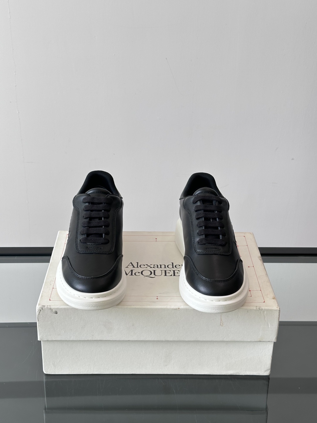𝐀𝐥𝐞𝐱𝐚𝐧𝐝𝐞𝐫 𝐌𝐜𝐐𝐔𝐄𝐄𝐍亚历山麦昆情侣款‼️ 休闲鞋👟。终极版本 随意PK柜货 麦昆这鞋款一出