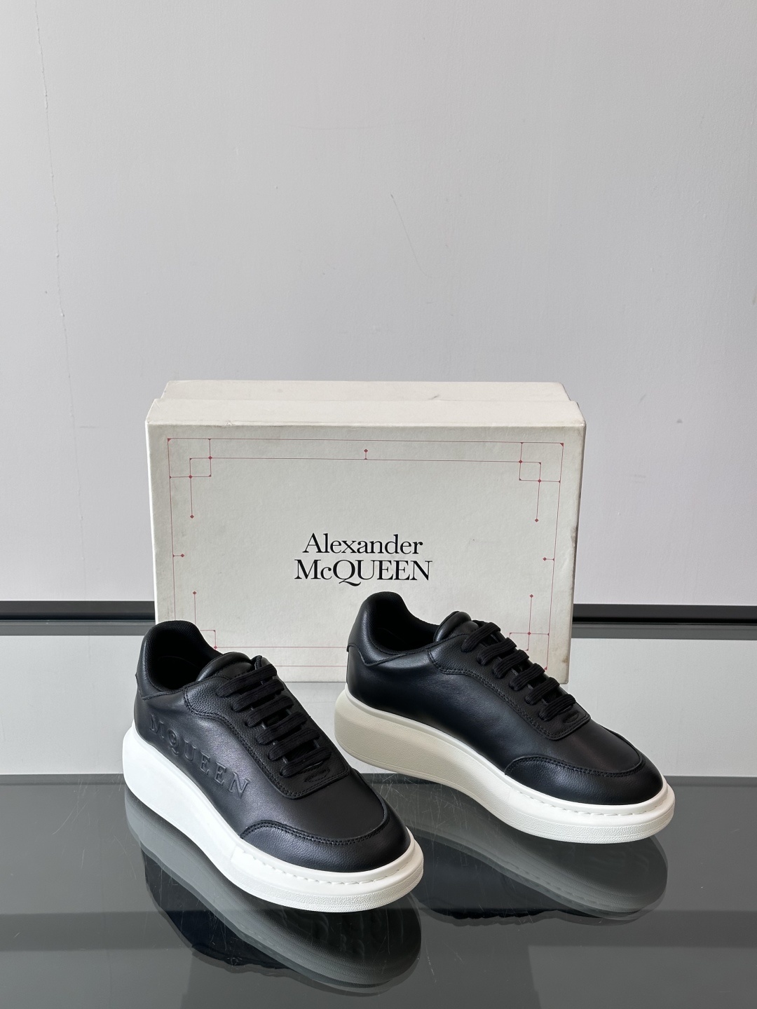 𝐀𝐥𝐞𝐱𝐚𝐧𝐝𝐞𝐫 𝐌𝐜𝐐𝐔𝐄𝐄𝐍亚历山麦昆情侣款‼️ 休闲鞋👟。终极版本 随意PK柜货 麦昆这鞋款一出