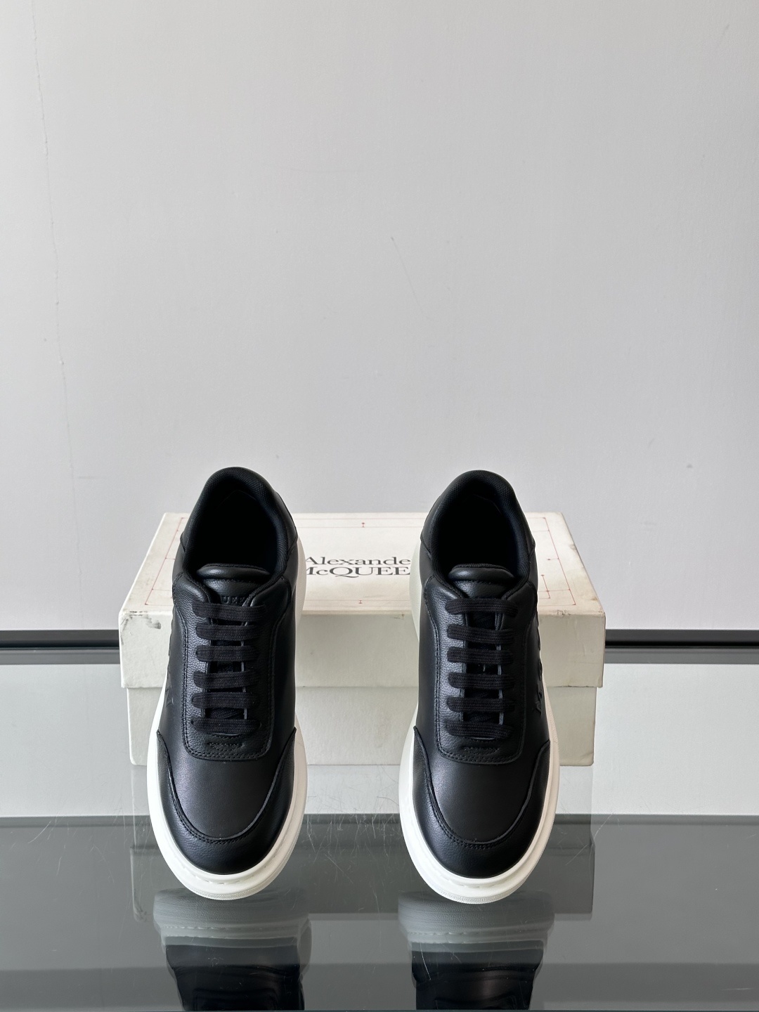𝐀𝐥𝐞𝐱𝐚𝐧𝐝𝐞𝐫 𝐌𝐜𝐐𝐔𝐄𝐄𝐍亚历山麦昆情侣款‼️ 休闲鞋👟。终极版本 随意PK柜货 麦昆这鞋款一出
