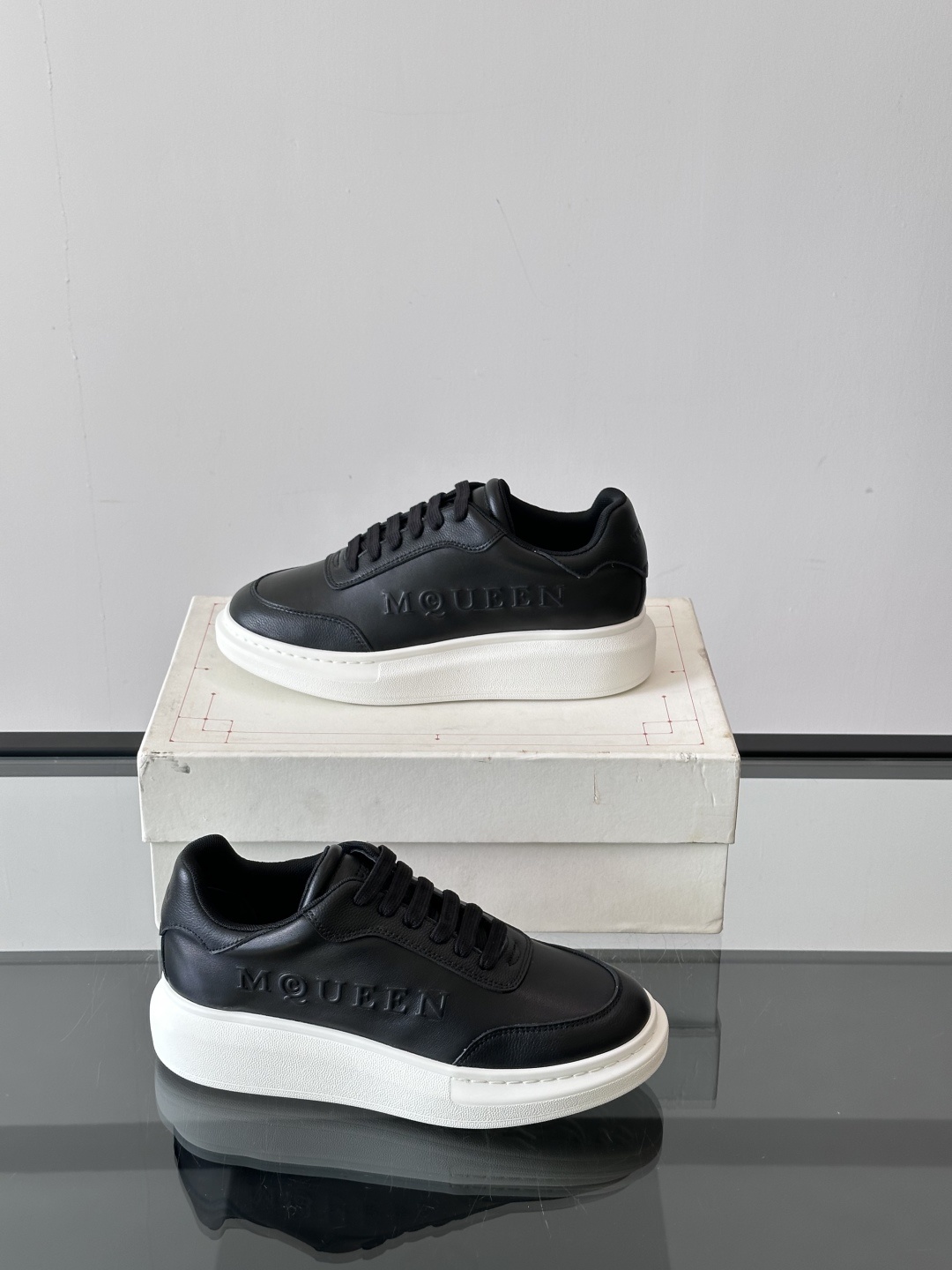 𝐀𝐥𝐞𝐱𝐚𝐧𝐝𝐞𝐫 𝐌𝐜𝐐𝐔𝐄𝐄𝐍亚历山麦昆情侣款‼️ 休闲鞋👟。终极版本 随意PK柜货 麦昆这鞋款一出