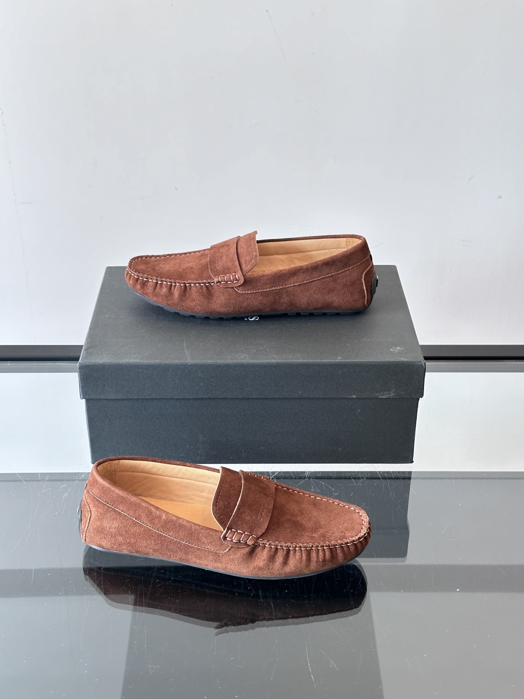  BOSS 男士新款套脚乐福鞋👞顶级高品！选用粒面小牛皮、麂皮面料制成，细致均匀的手工马克走线，经典乐福