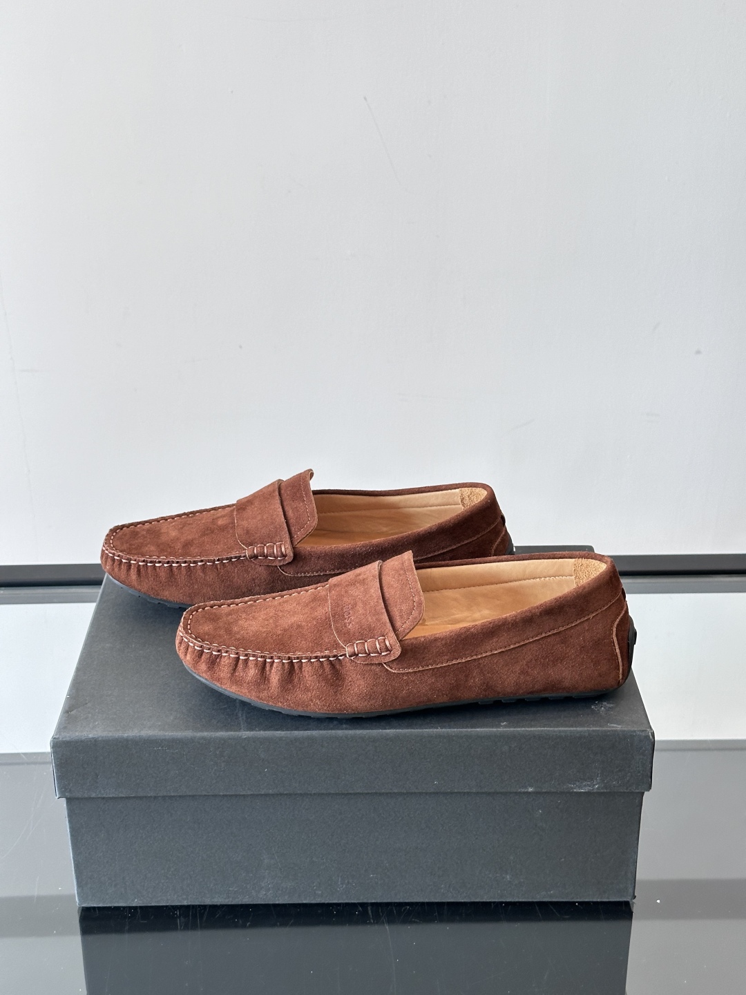 BOSS 男士新款套脚乐福鞋👞顶级高品！选用粒面小牛皮、麂皮面料制成，细致均匀的手工马克走线，经典乐福