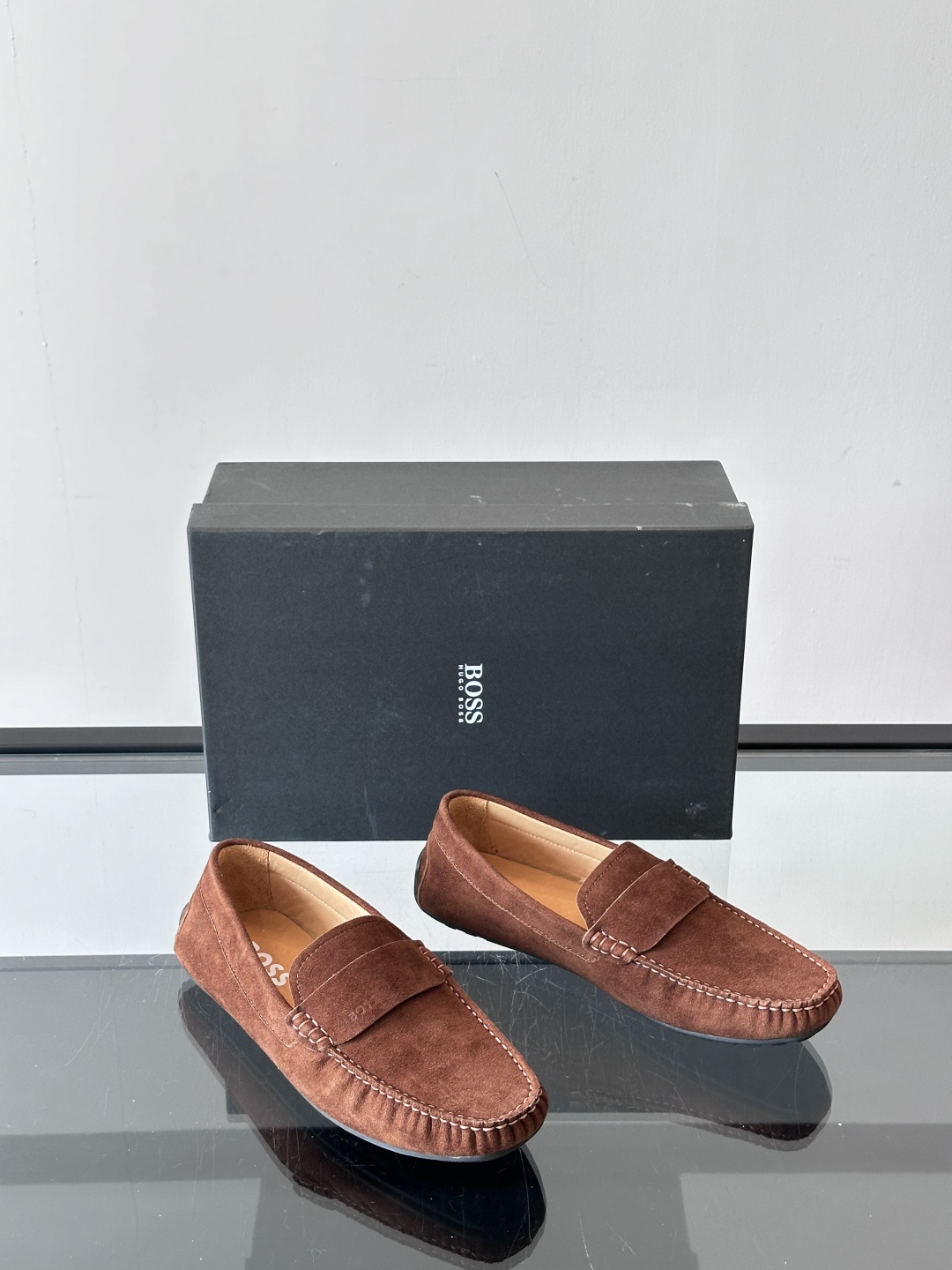  BOSS 男士新款套脚乐福鞋👞顶级高品！选用粒面小牛皮、麂皮面料制成，细致均匀的手工马克走线，经典乐福