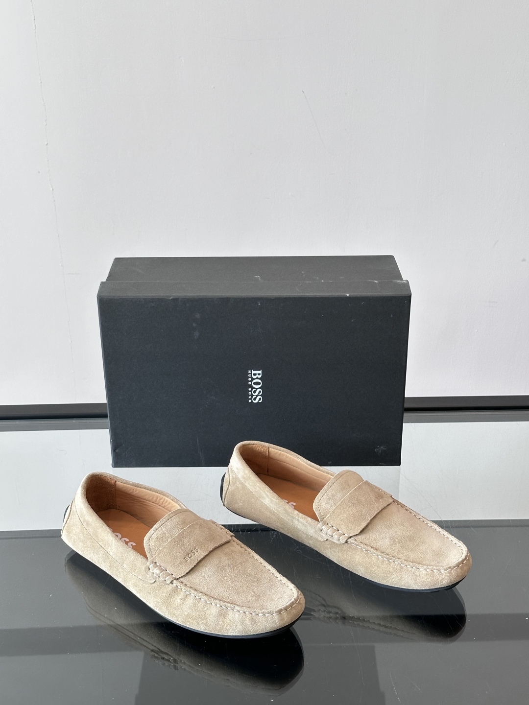  BOSS 男士新款套脚乐福鞋👞顶级高品！选用粒面小牛皮、麂皮面料制成，细致均匀的手工马克走线，经典乐福