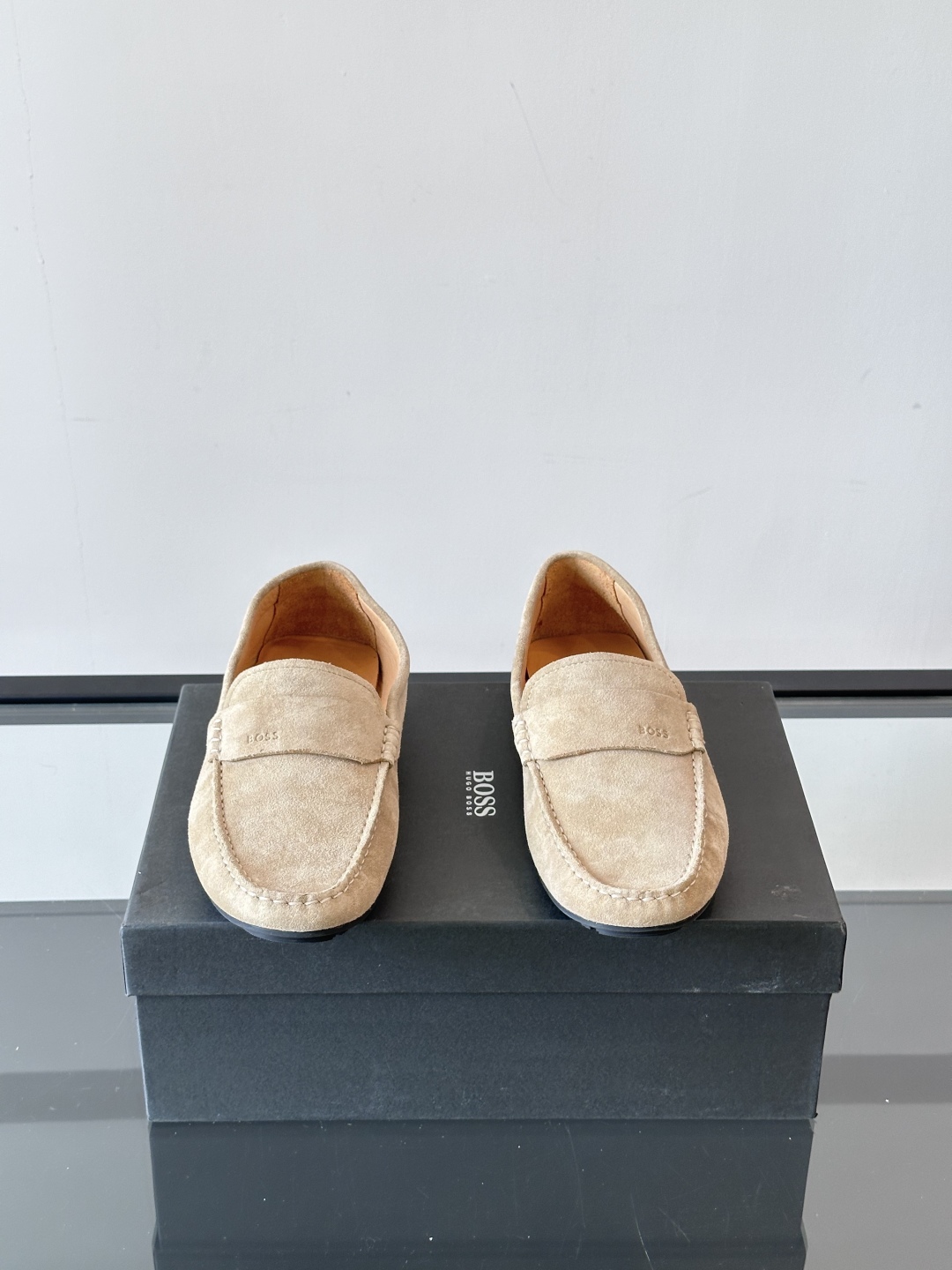  BOSS 男士新款套脚乐福鞋👞顶级高品！选用粒面小牛皮、麂皮面料制成，细致均匀的手工马克走线，经典乐福