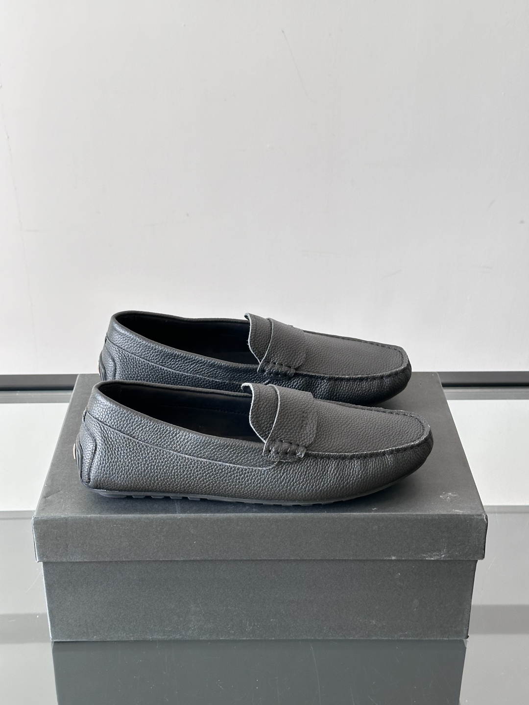  BOSS 男士新款套脚乐福鞋👞顶级高品！选用粒面小牛皮、麂皮面料制成，细致均匀的手工马克走线，经典乐福