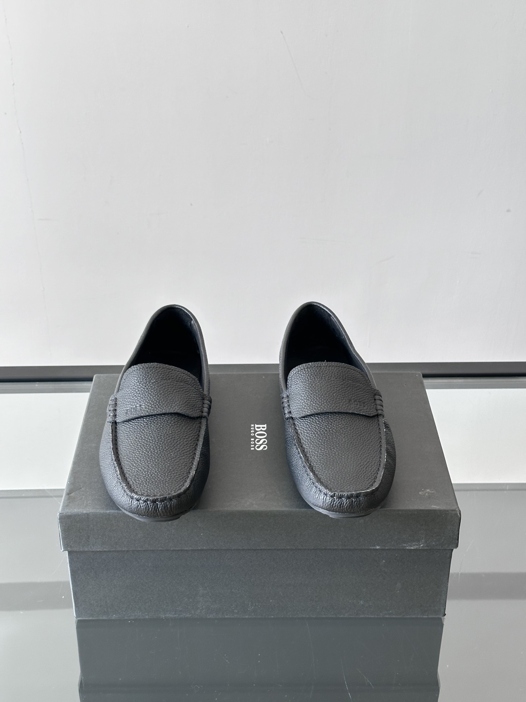  BOSS 男士新款套脚乐福鞋👞顶级高品！选用粒面小牛皮、麂皮面料制成，细致均匀的手工马克走线，经典乐福