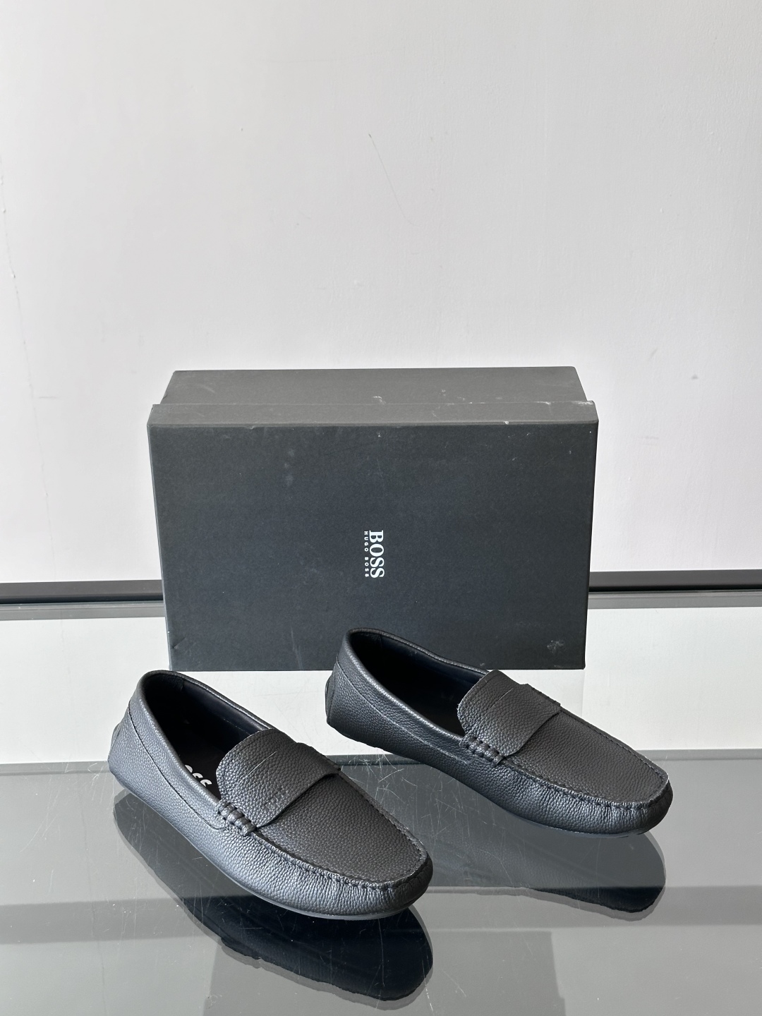  BOSS 男士新款套脚乐福鞋👞顶级高品！选用粒面小牛皮、麂皮面料制成，细致均匀的手工马克走线，经典乐福