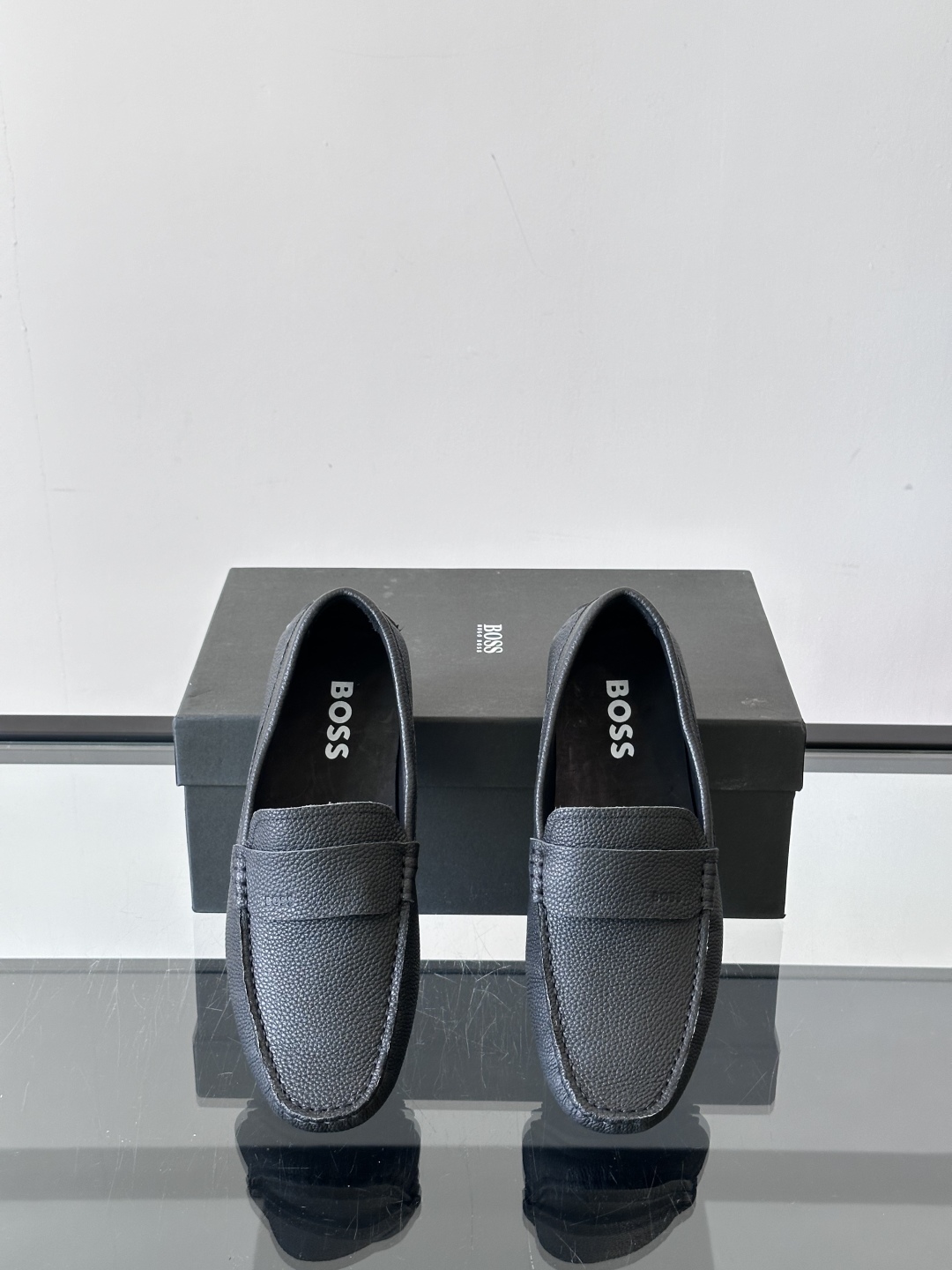  BOSS 男士新款套脚乐福鞋👞顶级高品！选用粒面小牛皮、麂皮面料制成，细致均匀的手工马克走线，经典乐福