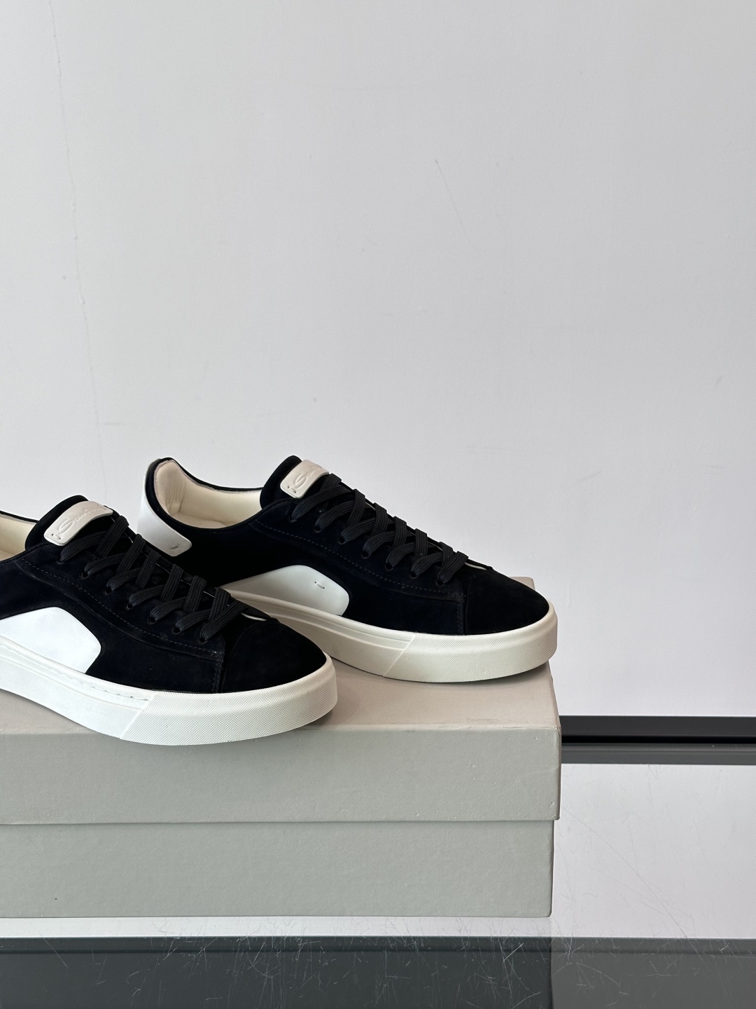 Santoni/圣东尼 男士皮革低帮休闲鞋，采用进口粒面牛皮革打造，侧面及鞋舌饰有金色logo字母印花，