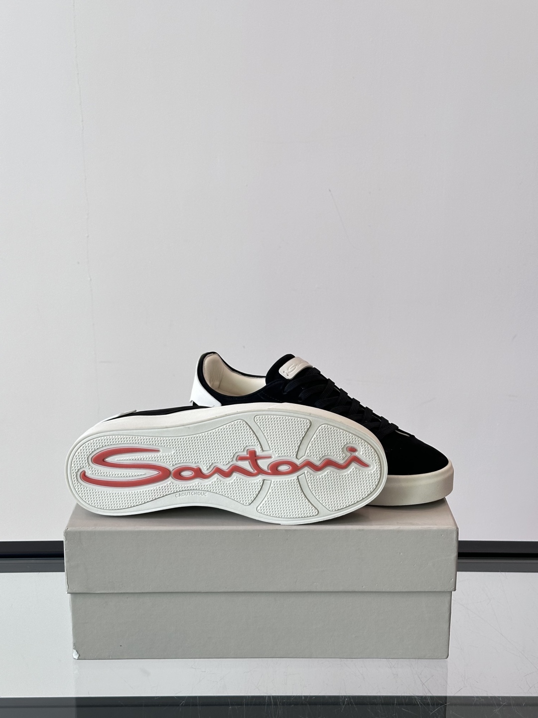 Santoni/圣东尼 男士皮革低帮休闲鞋，采用进口粒面牛皮革打造，侧面及鞋舌饰有金色logo字母印花，