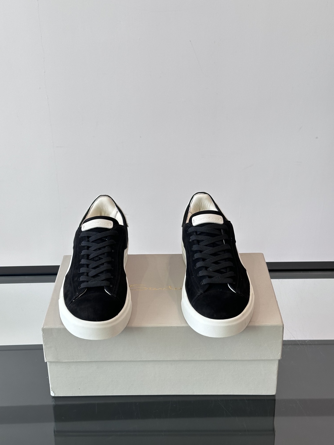 Santoni/圣东尼 男士皮革低帮休闲鞋，采用进口粒面牛皮革打造，侧面及鞋舌饰有金色logo字母印花，