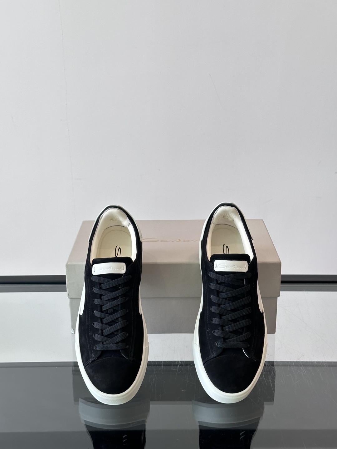 Santoni/圣东尼 男士皮革低帮休闲鞋，采用进口粒面牛皮革打造，侧面及鞋舌饰有金色logo字母印花，