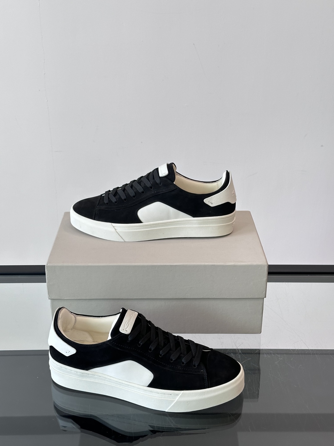 Santoni/圣东尼 男士皮革低帮休闲鞋，采用进口粒面牛皮革打造，侧面及鞋舌饰有金色logo字母印花，
