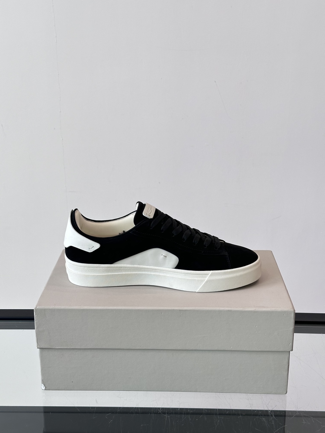 Santoni/圣东尼 男士皮革低帮休闲鞋，采用进口粒面牛皮革打造，侧面及鞋舌饰有金色logo字母印花，